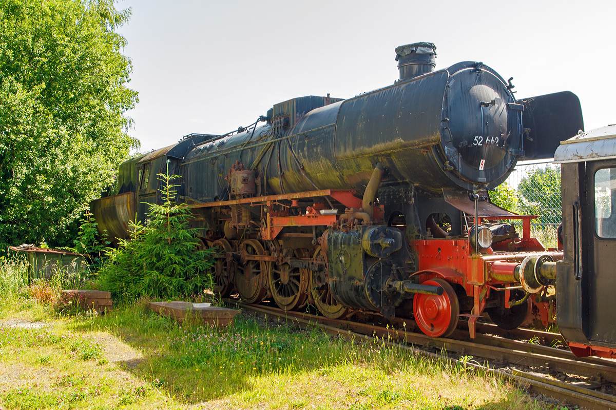 
Die Güterzug-Dampflokomotive 52 662 (altbau), ex DR 52 1662-7, am 09.06.2014 im Eingangsbereich vom Dampflok-Museum Hermeskeil. Die Lok wurde 1944 bei F. Schichau, Maschinen- und Lokomotivfabrik, Schiffswerft und Eisengießerei GmbH in Elbing unter der Fabriknummer 4114 gebaut. Die Lok wurde mit Giesl-Ejektor umgerüstet.