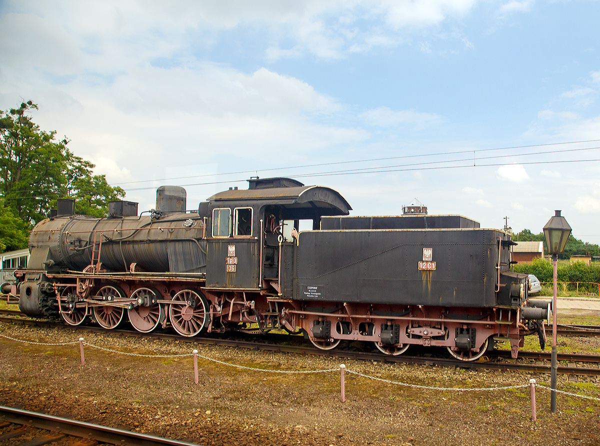Die Güterzuglokomotiven PKP Tp 3-36 als Denkmallok am Bahnhof Zbąszynek / Polen (ehemals Neu Bentschen), hier aufgenommen am 24.06.2017 aus einem Zug heraus. 

Die ehemalige Preußische G 8 Osten 4804 (1913 bis 1920), ex DR 55 2199 (1920 bis 1945) wurde 1913 von HANOMAG (Hannoversche Maschinenbau-Actiengesellschaft, vorm. Georg Egestorff) unter der Fabriknummer 6712 gebaut, sie hatte ursprünglich einen Schlepptendern der Bauart pr 3 T 16,5. Nach dem Zweiten Weltkrieg blieb sie in Polen und kam so zur PKP Polskie Koleje Państwowe (Polnische Staatsbahnen AG), wo sie als letzte Tp 3 im Jahr 1970 ausgemustert wurde. Später bekam sie einen Tender 3 T 12 (polnische Bez. Seria 12 C 1).

Die Lokomotiven der Gattung Preußische G 8 waren vierfach gekuppelte, laufachslose Heißdampf-Güterzuglokomotiven der Preußischen Staatseisenbahnen. Es hat zwei Varianten gegeben, die ab 1902 gebaute G 8 mit 14 t Achslast (wie die hier gezeigte Lok, DR BR 55.16–22)  und die ab 1913 gebaute „verstärkte G 8“ (später als G 8.1 bezeichnet, DR BR 55.25–56, 55.58 / DB 055) mit 17 t Achslast. Letztere war mit mehr als 5.000 Exemplaren die meistgebaute Länderbahnlokomotive überhaupt.

Von der Preußischen G 8 wurde zwischen 1902 und 1913 von verschiedenen Herstellern insgesamt 1.054 Exemplaren gebaut. Anfangs litten die ersten Maschinen unter einer Reihe von Kinderkrankheiten. Ein weiteres Problem war die Beschränkung auf 14 t Achslast, weswegen viele Bauteile (zu) schwach ausgeführt werden mussten, um Gewicht zu sparen. Während der Beschaffungszeit wurden immer wieder Änderungen an den Lokomotiven vorgenommen.

Die Fahrzeuge waren mit Schlepptendern der Bauarten pr 3 T 12, pr 3 T 16,5 oder pr 2'2' T 16 ausgestattet.

Die Deutsche Reichsbahn übernahm 1925 als Baureihe 55.16–22 noch 656 Lokomotiven als 55 1601–2256 in ihren Umzeichnungsplan, 1935 kamen weitere zwölf von den Eisenbahnen des Saargebietes als 55 2257–2268 hinzu. Im Zweiten Weltkrieg kamen noch einige Lokomotiven aus Polen hinzu, die Nummern bereits ausgemusterter Fahrzeuge zwischen 55 1604 und 55 1710 erhielten. 
Die DB erhielt nach dem Zweiten Weltkrieg 205 Exemplare, die DR 50. In der Bundesrepublik wurden die letzten Fahrzeuge 1955, in der DDR erst 1969 ausgemustert. Auch nach dem Zweiten Weltkrieg waren die 45 in Polen verbliebenen Maschinen unverzichtbar, deren letzte (die Tp 3-36) wurde erst 1970 ausgemustert.

TECHNISCHE DATEN:
Gebaute Anzahl: 1.054
Baujahre:  1902–1913
Spurweite:  1.435 mm (Normalspur)
Bauart: D h2
Gattung: G 44.14
Länge über Puffer: 16.938 mm mit Tender 3 T 12 (17.968 mm mit 3 T 16,5)
Dienstgewicht (ohne Tender): 58,5 t
Radsatzfahrmasse:  14,7 t
Höchstgeschwindigkeit: 55 km/h
Indizierte Leistung:  1.100 PS  (809 kW )
Treibraddurchmesser:  1.350 mm
Zylinderdurchmesser:  600 mm
Kolbenhub: 660 mm
Kesselüberdruck: 12 bar
Tender: pr. 3 T 12  (zuvor pr. 3 T 16,5)
Wasservorrat: 12,0 m³  (zuvor 16,5 m³)
Kohlevorrat: 6 / 7 t