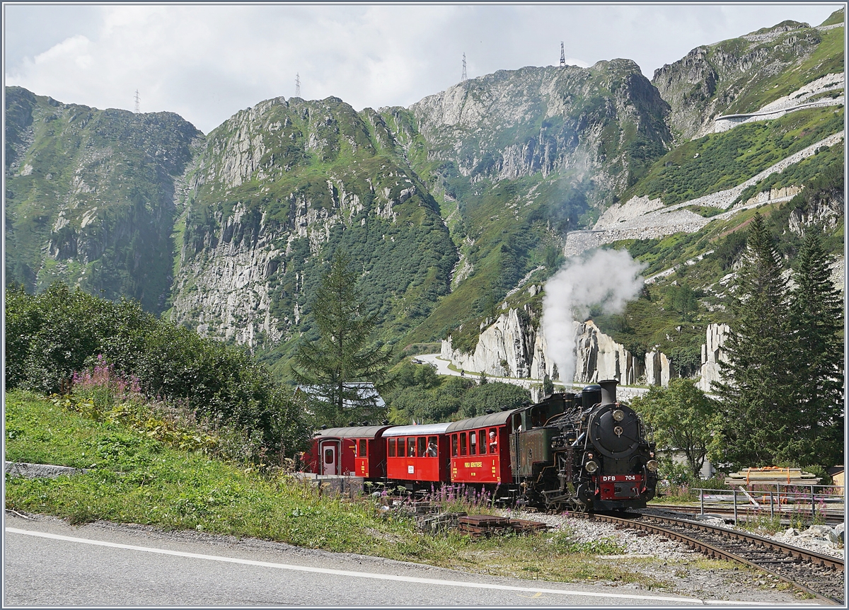 Die H 4/4 704 verlässt mit einen Reisezug zur Station Furka den Bahnhof von Gletsch.
Die Lok wurde 1923 von der SLM gebaut und nach Indochina geliefert, wo bis 1990 in Betieb bzw. Remisiert war. 1990 gelang die Rückführung in die Schweiz und danach dank 48 000 Stunden Freiwilligenarbeit die Aufarbeitung und Wiederinbetriebnahme der Lok bei der DFB. 

31. August 2019