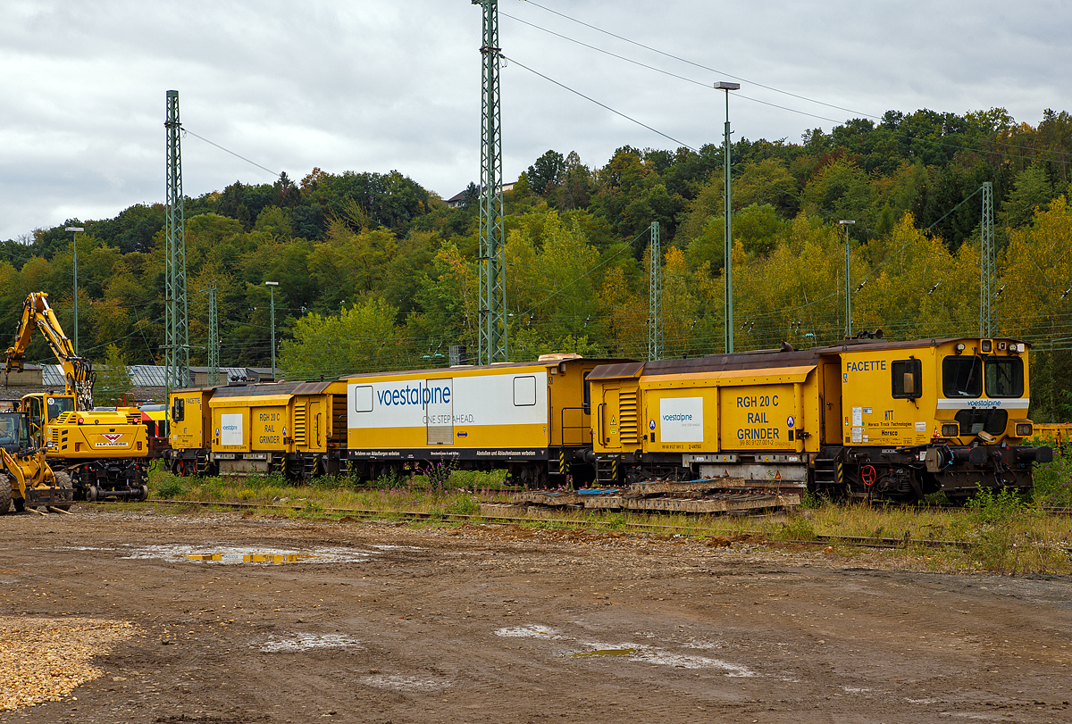 
Die Harsco Track Technologies Gleis- und Weichenschleifmaschine (engl. Rail Grinder) RGH 20 C „Facette“, Schweres Nebenfahrzeug Nr. 99 80 9127 001-2 D-VABWG, der voestalpine BWG GmbH aus Butzbach (Betreiber – EVU: Hessische Güterbahn GmbH) ist am 28.09.2020 in Betzdorf (Sieg) abgestellt.

Der Schienenschleifzug wurde 2010 von der Harsco Track Technologies (HTT) in den USA unter den Fabriknummern 153635 und 153636gebaut. Das Fahrzeug hat die EBA-Nummer EBA 03C18A003.

Der Schienenschleifzug ist dreiteilig, an beiden Enden befinden sie die selbstfahrende 4-achsige (2 Drehgestelle) 10-Steine-Schienenschleifmaschinen (RGH 10C2-38 bzw. RGH 10C2-39) und dazwischen ein antriebsloser zweiachsiger Mittelwagen. Die selbstfahrende 20-Steine-Schienenschleifmaschine dient zur Beseitigung von Fahrflächenfehlern, Schäden aus Rollkontaktermüdung und der kohlenstoffarmen Randschicht aus dem Walzprozess sowie zur Schienenkopfprofilierung. Der Einsatz erfolgt vorwiegend in Weichen, Kreuzungen und Bahnübergängen ohne Demontage von Ausrüstungsteilen.
Jeder Schleifkopf bestehend aus einem Hydromotor, einer Spindel-Lager-Einheit und einer Schleifscheibe ist unabhängig gelagert und wird einzeln gesteuert, so dass bei 1 Überfahrt 10 verschiedene Facetten geschliffen werden können. Die Winkelstellung, seitliche Position und Sollstellung werden komplett in Schleifabläufen programmiert. 
Der Schleifdruck jeder Scheibe ist einzeln regelbar. Der zulässige Winkelbereich beträgt 75˚ auf der Schieneninnenseite bis 45˚ auf der Schienenaußenseite, gemessen zur Senkrechten. Zur Kontrolle des Ergebnisses ist ein Schienenprofilmesssystem vorhanden.

An beiden Schleifwagen ist eine Staubabsaug und-sammeleinrichtung vorhanden, die Absaugung erfolgt jeweils durch einen Ventilator, der einen Luftstrom von ca. 8.000 m³/h erzeugt. Beide Schleifwagen verfügen zudem über eine integrierte Feuerlöschanlage.

Technische Daten:
Spurweite: 1.435 mm
Achsfolge: Bo’Bo’ + 2 + Bo’Bo’
Anzahl der Achsen: 10
Länge über Puffer: 41.738 mm (13,94 / 13,85 / 13,94 m)
Breite: 2.629 mm
Höhe über SOK: 3.928 mm
Gesamtgewicht: 124 t
max. Achslast: 15 t (Zul. Streckenklasse A und höher)
Höchstgeschwindigkeit (Eigen / Schlepp): 100 km/h
Kleister befahrbarer Gleisbogen: R 90 m
Zur Mitfahrt zugel. Personen: 5
Max. Anhängelast: 50 t

Schleifspezifische Kennwerte:
Aufstelllänge vor Schleifbeginn: 60 m
Geräuschentwicklung (25 m Abstand): 73 dbA
Schleifgeschwindigkeit: 3 bis 8 km/h
Schleifrichtungen: 2 
Drehzahl der Schleifmotoren: 5.500-6.000 min-1
Leistung der Schleifmotoren: 17 kW
Schleifscheiben: Topfscheibe (16 Stück) Ø 152 mm und Tellerscheibe (4 Stück) Ø 280 mm