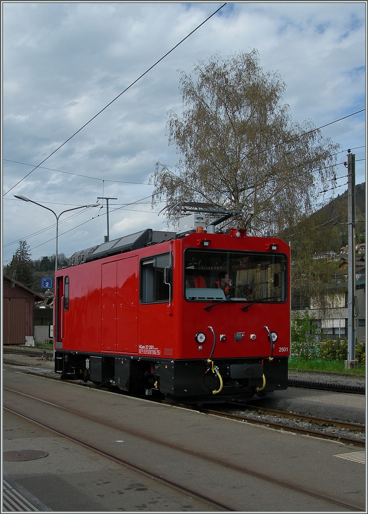 Die HGem 2/2 2501 hat auch einen Bügel, und der hob und senkte sich schneller als ich meinen Fotoapparat eingeschaltet hatte.
Blonay, den 12. April 2016