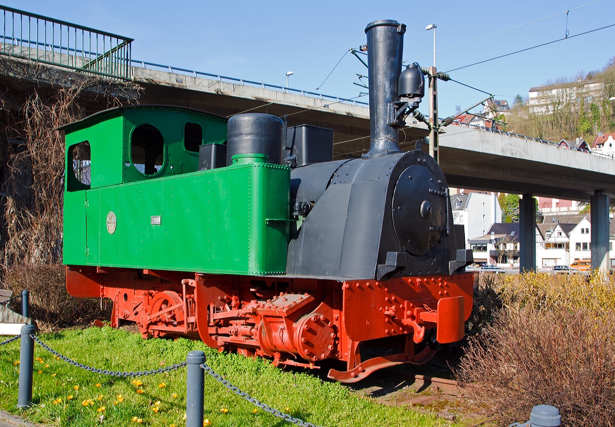 
Die Hohenzollern-1000mm-Dampflok Carl 13 der ehemaligen Kreis Altenaer Eisenbahn, am 08.03.2014 beim Bahnhof Altena als Denkmallok. 

Der C-Kuppler wurde 1907 von der Aktiengesellschaft für Lokomotivbau Hohenzollern in Düsseldorf unter der Fabriknummer 2241 gebaut und als Lok Nr. 13  Carl  an die Kreis Altenaer Eisenbahn  (KAE) geliefert, die Lok wurde 1960 ausgemustert und steht seit 1983 unter Denkmalschutz.