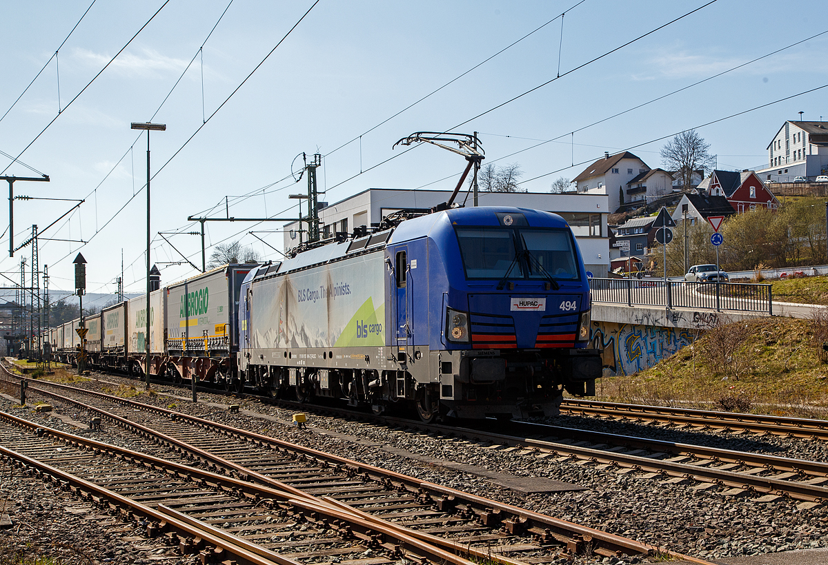Die HUPAC bzw. BLS Cargo 494 - 193 494 (91 80 6193 494-2 D-BLSC) fährt am 24.03.2021 mit einem KLV-Zug, auf der Siegstrecke durch Niederschelden in Richtung Siegen.

Die Siemens Vectron MS wurde 2018 von Siemens Mobilitiy in München-Allach unter der Fabriknummer 22307 gebaut und an die HUPAC SA. geliefert. Die Lok wurde bei der BLS Cargo eingestellt und/oder vermietet. Sie hat die Zulassungen für Deutschland, Österreich, Schweiz, Italien und die Niederlande (D, A, CH, I, NL). Die Vectron MS  hat eine Leistung von 6,4 MW und eine Höchstgeschwindigkeit von 160 km/h.
