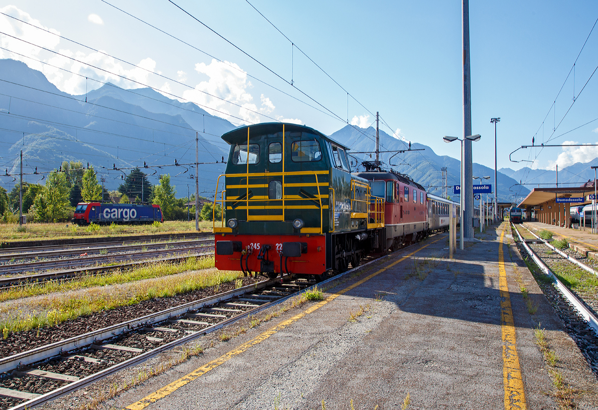 
Die italienische Dieselrangierlok D.245.2230 (98 83 2245 430-3 I-TI) der Trenitalia (100-prozentige Tochtergesellschaft der FS), zieht am 16.09.2017 in Domodossola die schweizerische SBB Re 420 158-8 (91 85 4 420 158-8 CH-SBB) mit ihrem Zug aus den Bahnhof in den Abstellbereich.