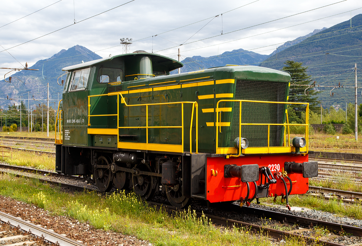 
Die italienische Dieselrangierlok D.245.2230 (98 83 2245 430-3 I-TI) der Trenitalia (100-prozentige Tochtergesellschaft der FS), ist am 15.09.2017 in Domodossola abgestellt.

Die FS (Ferrovie dello Stato Italiane S.p.A. / Italienische Staatseisenbahnen AG) führte 1963 die Reihe D.245 als leistungsfähigste Rangierlok ein. Die dreiachsigen Kraftpakete (Achsfolge C) wurden von verschiedenen Firmen in unterschiedlichen Formen geliefert.

Die Formen ergeben sich aus den unterschiedlichen Serien, Herstellern und Baujahren und sind wie folgt:
245.6001–6124, Baujahre 1963 bis 1969, Cantieri Navali Riuniti/OM/Jenbacher Werke
245.0001–0058, Baujahre 1964 bis 1968, Hersteller: Antonio Badoni/OM
245.1001–1020, Baujahre 1964 bis 1968, Hersteller: OM/FIAT-Mercedes-Benz
245.2001–2020, Baujahr 1966, Hersteller: Officine Meccaniche Reggiane/Breda
245.2101–2286, Baujahre 1976 bis 1987, Hersteller: Breda/Antonio Badoni/Greco/Ferrosud/IMMER
245.8001–8003, Baujahre 1958 bis 1962, dies waren später von der FS von einem Unternehmen erworben drei Lokomotiven vom Typ Jung R42C, die später zur Hafenbahn Genua kamen.

Sie hat ein hydraulisches Getriebe und Stangenantrieb. Die Achsen werden mittels Kuppelstangen von einer Blindwelle (zwischen der 2. Und 3. Achse) angetrieben. Die Lok hat einen, von 440 auf 370 kW, gedrosselten 12-Zylinderdieselmotor vom Typ Breda ID36, der die Leistung auf das Voith Strömungsgetriebe (hydrostatisch), vom Typ L24. Die Dauerabtriebsleistung beträgt 275 kW. Die Kraftübertragung erfolgt über eine zwischen dem 2. und 3. Radsatz liegenden Blindwelle, Blindwellenkurbeln an den beiden Blindwellenenden und Kuppelstangen auf die Räder der Lok.

Technische Daten:
Spurweite: 1.435 mm (Normalspur)
Achsformel: C
Länge über Puffer: 9.240 mm
Achsabstände: 1.500 / 2.500 mm
Eigengewicht: 46 t
Höchstgeschwindigkeit: 64 km/h (im Rangiergang 32 km/h)
Motorleistung: 370 kW
Dauerleistung: 275 kW
Treibraddurchmesser: 1.040 mm 