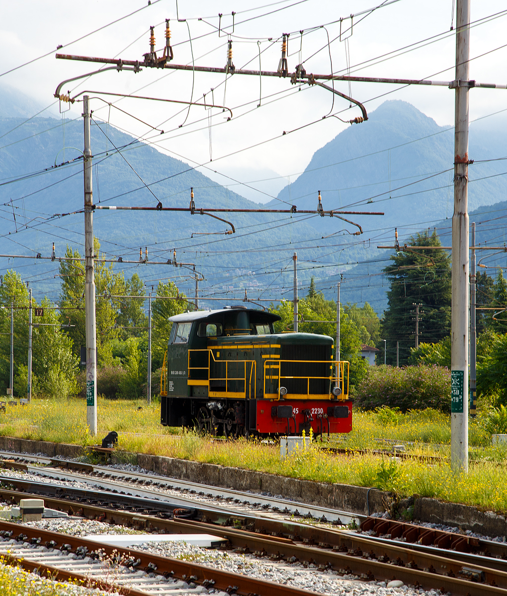 Die italienische Dieselrangierlok D.245.2230 (98 83 2245 430-3 I-TI) der Trenitalia (100-prozentige Tochtergesellschaft der FS), ist am 12.07.2022 im Bahnhof Domodossola abgestellt.

Die FS (Ferrovie dello Stato Italiane S.p.A. / Italienische Staatseisenbahnen AG) f�hrte 1963 die Reihe D.245 als leistungsf�higste Rangierlok ein. Die dreiachsigen Kraftpakete (Achsfolge C) wurden von verschiedenen Firmen in unterschiedlichen Formen geliefert.

Die Formen ergeben sich aus den unterschiedlichen Serien, Herstellern und Baujahren und sind wie folgt:
245.6001–6124, Baujahre 1963 bis 1969, Cantieri Navali Riuniti/OM/Jenbacher Werke
245.0001–0058, Baujahre 1964 bis 1968, Hersteller: Antonio Badoni/OM
245.1001–1020, Baujahre 1964 bis 1968, Hersteller: OM/FIAT-Mercedes-Benz
245.2001–2020, Baujahr 1966, Hersteller: Officine Meccaniche Reggiane/Breda
245.2101–2286, Baujahre 1976 bis 1987, Hersteller: Breda/Antonio Badoni/Greco/Ferrosud/IMMER
245.8001–8003, Baujahre 1958 bis 1962, dies waren sp�ter von der FS von einem Unternehmen erworben drei Lokomotiven vom Typ Jung R42C, die sp�ter zur Hafenbahn Genua kamen.

Sie hat ein hydraulisches Getriebe und Stangenantrieb. Die Achsen werden mittels Kuppelstangen von einer Blindwelle (zwischen der 2. Und 3. Achse) angetrieben. Die Lok hat einen, von 440 auf 370 kW, gedrosselten 12-Zylinderdieselmotor vom Typ Breda ID36, der die Leistung auf das Voith Str�mungsgetriebe (hydrostatisch), vom Typ L24. Die Dauerabtriebsleistung betr�gt 275 kW. Die Kraft�bertragung erfolgt �ber eine zwischen dem 2. und 3. Radsatz liegenden Blindwelle, Blindwellenkurbeln an den beiden Blindwellenenden und Kuppelstangen auf die R�der der Lok.

Technische Daten:
Spurweite: 1.435 mm (Normalspur)
Achsformel: C
L�nge �ber Puffer: 9.240 mm
Achsabst�nde: 1.500 / 2.500 mm
Eigengewicht: 46 t
H�chstgeschwindigkeit: 64 km/h (im Rangiergang 32 km/h)
Motorleistung: 370 kW
Dauerleistung: 275 kW
Treibraddurchmesser: 1.040 mm  