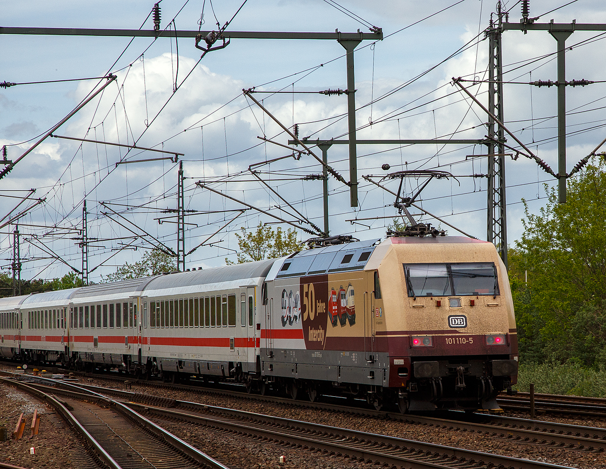 Die Jubil�umslok „50 Jahre Intercity“, die 101 110-5 (91 80 6101 110-5 D-DB) schiebt den IC 2213 (Ostseebad Binz - Hamburg – Stuttgart) Steuerwagen voraus durch den Bahnhof B�chen in Richtung Hamburg.

Die Jubil�umslok (101 110-5) entstand in Kooperation mit der Modellbahn-H�ndlergemeinschaft „Die wilde Dreizehn plus“. Die Lok wurde 1996 von ABB Daimler-Benz Transportation GmbH (ADtranz) in Kassel unter der Fabriknummer 33220 gebaut.