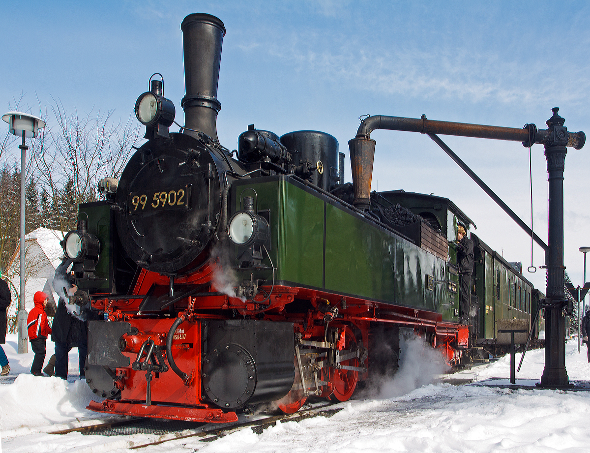 Die Jung-Malletlok 99 5902, ex NWE 14, ex NWE 12 (ab 1927) mit HSB-Traditionszug auf dem Weg zum Brocken, hier am 23.03.2013 beim Wasserfassen im Bahnhof Drei Annen Hohne.
Es war nicht immer einfach die Lok ohne Menschen im Bild abzulichten.
 
Die Lok wurde 1898 von Arnold Jung Lokomotivfabrik in Jungenthal bei Kirchen a.d. Sieg unter der Fabriknummer 261 gebaut und an die NWE (Nordhausen-Wernigeroder Eisenbahn-Gesellschaft) als Nr. 14 geliefert ab 1927 wurde sie zur NWE 12.


Von den 12 Malletmaschinen der NWE (Nr. 11 bis 22) sind nur drei Maschinen übrig geblieben. Alle diese Maschinen, mit Ausnahme der NWE 12, 13 und 19  welche aus Güstrow stammten, waren 1897/98 und 1901 von der Firma Jung geliefert worden. Die Güstrower Maschinen sowie die NWE 12, 13 und 19 wurden im ersten Weltkrieg an die Heeresfeldbahnen nach Frankreich abgegeben. Die NWE 20 später 12, ist 1927 im Thumkuhlental verunglückt und wurde verschrottet.

Die Kessel der Maschinen lagen bei der Auslieferung vom Werk etwas niedriger auf dem Rahmen als heute. Ab 1920 wurden die Kessel etwas anders montiert.

Die Malletmaschinen wurden seit den 50er Jahren vorrangig im Selketal eingesetzt. Der Grund ist ihre gute Kurvenläufigkeit. Außerdem hatte sich dort die Verfügbarkeit an Loks nach dem Einsatz der ersten Neubaulokomotiven grundlegend gebessert, sodass es möglich war, die Mallets abzugeben. Zusammen mit der 99 6001 meisterten sie den gesamten Verkehr im Selketal bis Mitte der 80er Jahre.

Ende der 80er wurden die Mallets  Z‑gestellt  weil sie die inzwischen auf Druckluftbremse umgestellten Züge nicht mehr befördern konnten - denn die Mallets hatten von Haus aus keine Druckluftanlage. Die Neubaulokomotiven fuhren nun im Selketal.

Um die Mallets mit einer Druckluftanlage auszurüsten, wurden verschiedene Lösungsvarianten in Erwägung gezogen. So zum Beispiel die Möglichkeit, einen Kreiselkompressor mit Hilfe eines Dampfturbos, wie der der Lichtmaschine, anzutreiben. Man kam aber wieder auf die Ausrüstung mit einer Luftpumpe zurück. Diese wurde in einem Teil des Wasserkastens untergebracht um das gesamte Erscheinungsbild der Maschinen nicht grundlegend zu verändern.

Die Lokomotiven 99 5901 und 99 5902 sind als älteste betriebsfähige Malletdampflokomotiven in Deutschland im Sonderreisezugverkehr im Einsatz. Die 99 5903 ist von der Instandsetzung zurückgestellt und wird für besondere Veranstaltungen durch die HSB weiter genutzt..

Technische Daten dieser Loks:
Hersteller: Arnold Jung Lokomotivfabrik in Jungenthal bei Kirchen a.d. Sieg

Baujahr: 1898
Achsfolge:  B'B 
Gattung: K44. 9
Spurweite: 1.000 mm (Meterspur) 
Länge über Puffer: 8.875 mm
Drehgestellachsstand: 1.400 mm
Gesamtradstand:  4.600 mm
Kesselüberdruck : 14 bar
Zylinderanzahl:  4
ND-Zylinderdurchmesser:  425 mm
HD-Zylinderdurchmesser:  285 mm
Kolbenhub:  500 mm
Zylinderdruck:  Hochdruck 14 bar, Niederdruck 5 bar, mit Anfahrventil max 7 bar
Leistung: 255 PSi (190 kW)
Höchstgeschwindigkeit: 30 km/h (Vor- und Rückwärts)
Dienstgewicht: 33,7 t 
Kohlevorrat: 2,5 t
Wasservorrat: 5 m³
Achslast: 8,5 t
