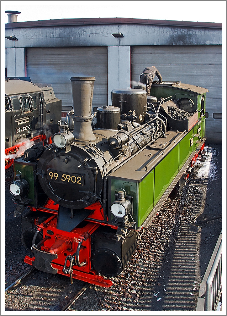 Die Jung-Malletlok 99 5902 der HSB (Harzer Schmalspurbahnen GmbH), ex NWE 14, ex NWE 12 (ab 1927), ist hier (23.03.2013) aus dem Lokschuppen heraus gefahren.
 
Die Lok wurde 1898 von Arnold Jung Lokomotivfabrik in Jungenthal bei Kirchen a.d. Sieg unter der Fabriknummer 261 gebaut und an die NWE (Nordhausen-Wernigeroder Eisenbahn-Gesellschaft) als Nr. 14 geliefert ab 1927 wurde sie zur NWE 12.