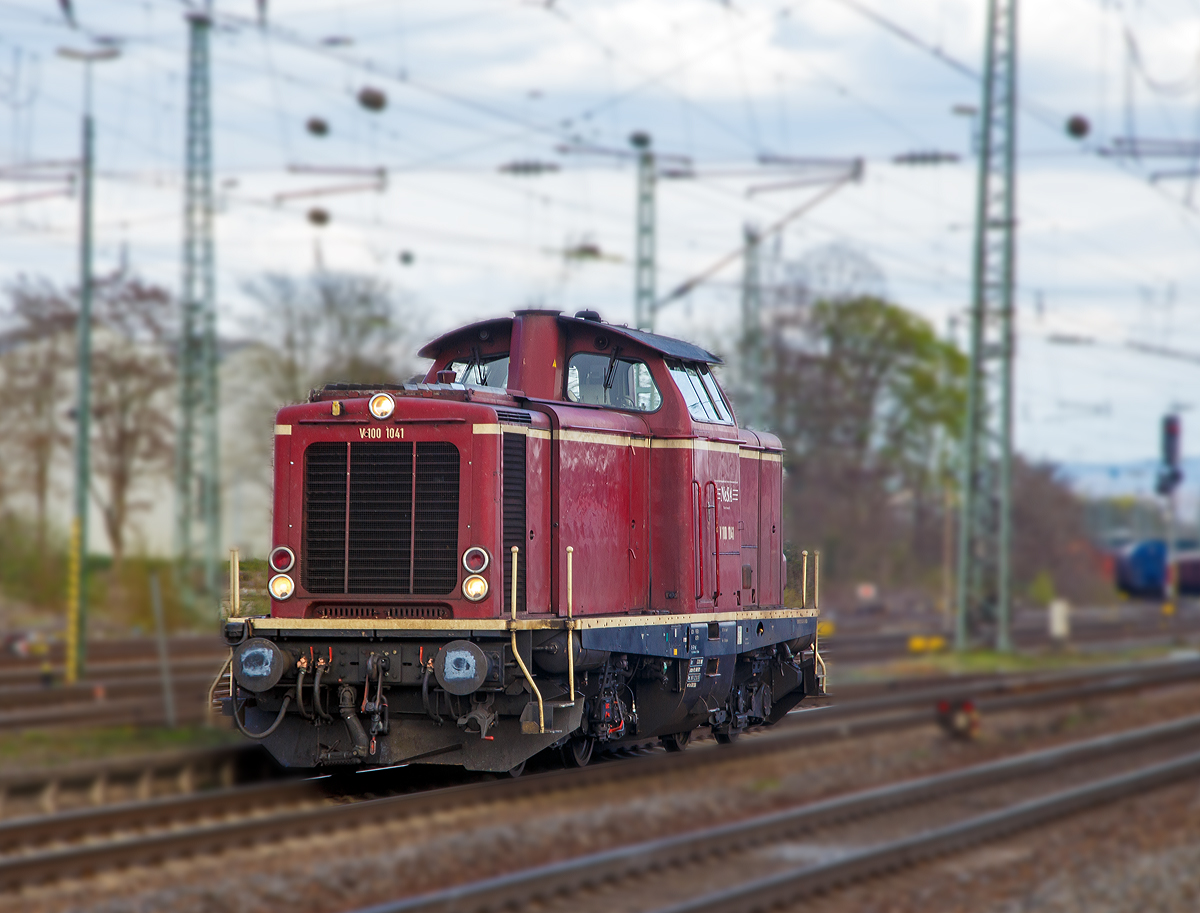 
Die Jung V 100 1041 (92 80 1211 041-9 D-NESA) der NeSa (Eisenbahn-Betriebsgesellschaft Neckar-Schwarzwald-Alb mbH, Rottweil), ex DB 211 041-9, f�hrt an 09.04.2016 durch den Bahnhof Neuwied in Richtung Norden.  

Die V 100.10  wurde 1962 von Arnold Jung Lokomotivfabrik GmbH, Jungenthal, Kirchen a.d. Sieg unter der Fabriknummer 13315 gebaut und als V 100 1041 an die Deutsche Bundesbahn geliefert, zum 01.01.1968 erfolgte die Umzeichnung in DB 211 041-9, so fuhr sie bis zur Ausmusterung im Februar 2000 und sie ging dann zur NeSA - Eisenbahn-Betriebsgesellschaft Neckar-Schwarzwald-Alb mbH. 

Da mein Belichtungszeit nicht ganz stimmte, habe ich hier etwas mitgezogen und das Bild etwas anders bearbeitet.