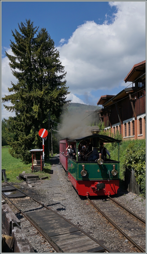 Die kleine G 2/2 Tramlok N° 4 verlässt Chaulin Richtung Chamby.
14. Mai 2016