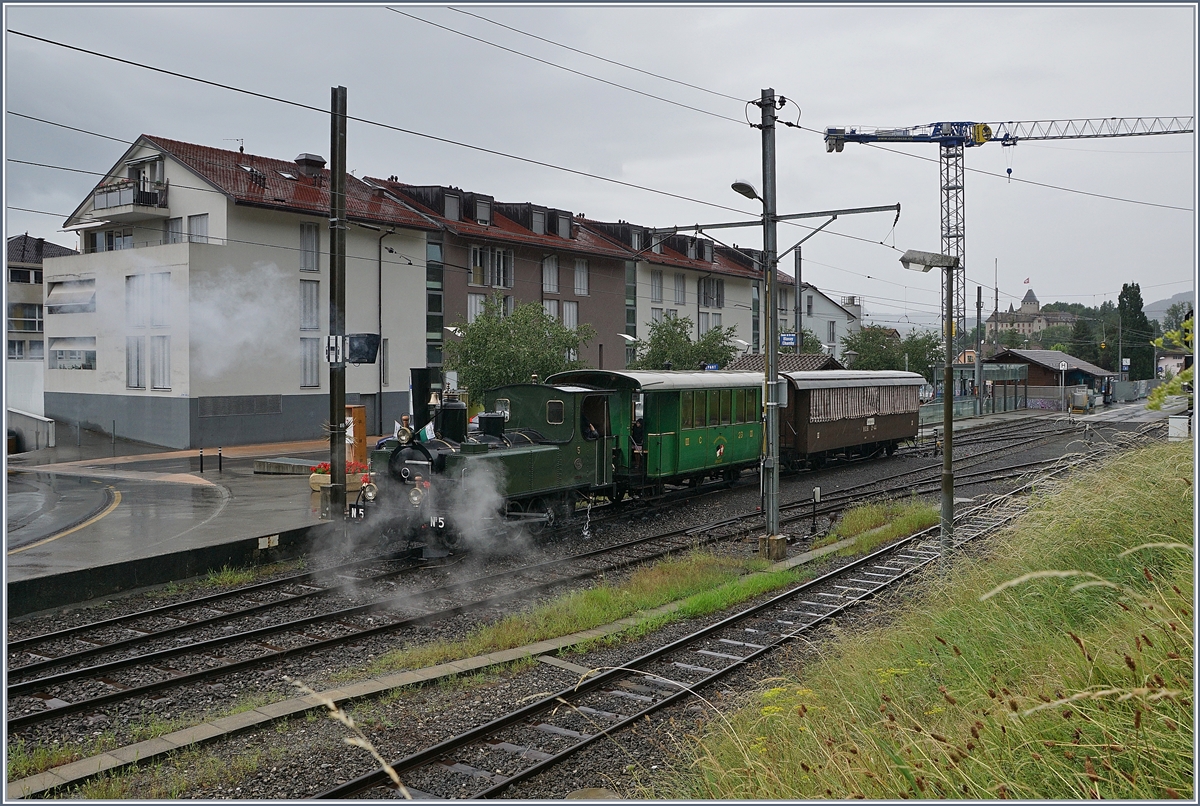 Die kleine LEB G 3/3 Dampflok  Bercher  (Baujahr 1890) ist wieder vor ihrem Zug der in Kürze abfahren wird. Die Dampflok ist seit 1973 bei der Blonay-Cahby Bahn. 

2. August 2020