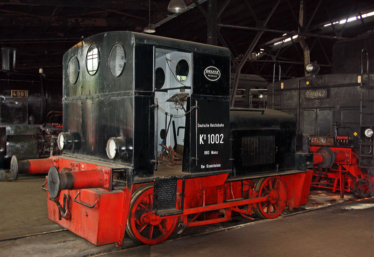 
Die Kö 1002 am 28.04.2013 im Eisenbahnmuseum Darmstadt-Kranichstein.

Die kleine Deutz  Lok vom Typ  OMZ 122 R wurde 1940 unter der Fabriknummer 36831 für das OKH - Oberkommando des Heeres fürs Heeres-Verpflegungsamt in Gießen gebaut. Nach dem Krieg wurde sie von der DRB - Deutsche Reichsbahn als Kö 1002 (im Bw Frankfurt/Main) übernommen, ab 1949  als DB Kö 1002 wurde sie 1951 ausgemustert und 1952 an die Gernsheimer Hafenbetriebs GmbH (Nr. 1) verkauft. 1995 kam sie dann zum Eisenbahnmuseum Darmstadt-Kranichstein e. V..

Die Deutz OMZ 122 ist eine Diesellokomotive, die zwischen 1932 und 1942 von Humboldt-Deutz in Köln in 176 Exemplaren gebaut wurde. Sie war für den Einsatz im Rangierdienst vorgesehen, ihre Achsfolge ist B.

Die Loks wurden vornehmlich von Industriebetrieben für ihre Werksbahnen beschafft. Dafür wurde die Konstruktion so einfach wie möglich gestaltet und die Loks möglichst wartungsarm gebaut. Da sehr geringe Geschwindigkeiten gefahren wurden, sind die Loks nur mit einem einfachen Schaltgetriebe und ohne Druckluftbremse ausgestattet. Ein Radsatz wird direkt angetrieben, der zweite über Kuppelstangen mitgenommen.

Technische Daten:
Spurweite 1.435 mm
Achsfolge B-dm
Länge über Puffer: 5.420 mm
Achsstand: 2.500 mm
größte Breite: 2.550 mm
größte Höhe über Schienenoberkante: 2.980 mm
Raddurchmesser neu: 850 mm
Dienstgewicht: 16 t
Achslast: 8 t
Motor: Deutz 2-Zylinder / 2-Takt Dieselmotor vom Typ OMZ 122
Motorleistung: 40 PS bei 600 U/min
Getriebe: mechanisches Deutz-Vierganggetriebe 
Geschwindigkeit:  2,5 - 13 km/h
Baujahre: 1932 - 1942
gebaute Stückzahl: 176
