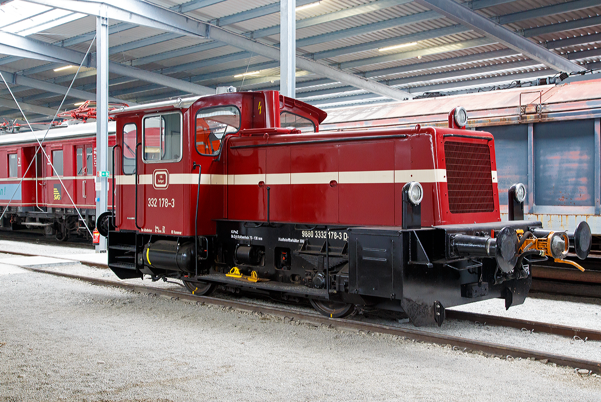
Die Köf III - 332 178-3 (98 80 3332 178-3 D-SVG) am 09.09.2017 der Schienenverkehrsgesellschaft mbH (SVG) in der SVG Eisenbahn-Erlebniswelt Horb.

Die Köf III (Köf 11) wurde 1964 bei Arnold Jung Lokomotivfabrik GmbH, Jungenthal bei Kirchen an der Sieg unter der Fabriknummer 13802 gebaut und als Köf 11 178 an die DB - Deutsche Bundesbahn geliefert. Mit der Einführung des EDV-Nummernschemas wurde sie 1968 in  DB 332 178-3 ungezeichnet, als diese fuhr sie bis zur Ausmusterung bei der DB 1995. Im Jahr 1995 ging sie an C. Conradty Mechanical & Electrical GmbH in Röthenbach a.d. Pegnitz (Kohle- und Grafitprodukten, ab 2004 Graphite Cova GmbH) als Lok  1,
im Jahr 2010 ging sie dann an die DP Deutsche Privatbahn GmbH seit 2015 ist sie nun wohl bei der SVG in Horb.

Technische Daten:
Achsformel : B 
Spurweite: 1435 mm
Länge über Puffer: 7.830 mm
Achsabstand: 2.800 mm
Dienstmasse (2/3 Vorräte): 22 t 
Dieselkraftstoff: 300 l
Motor: 8-Zylinder-MWM-Dieselmotor RHS 518 A
Leistung:  177 kW (240 PS)
Getriebe: Voith  L213U
Kraftübertragung: Rollenketten (Vom Getriebe auf die Räder)
Höchstgeschwindigkeit: 45 km/h 
Anfahrzugkraft: 83,4 kN