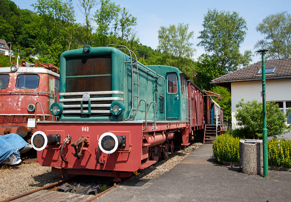 Die Krauss-Maffei 17681, ex V 40-5 der Hafenverwaltung Regensburg (heute Bayernhafen GmbH & Co. KG) eine Krauss-Maffei ML 400 C, am 07.06.2014 im Eisenbahnmuseum Dieringhausen. 

Die Lok wurde 1951von Krauss-Maffei in M�nchen-Allach unter der Fabriknummer 17681 gebaut und an die Hafenverwaltung Regensburg als V 40-3 geliefert.

Die ab 1951gebaute Type ML 400 C geh�rte zur 1. Nachkriegsgeneration von Krauss-Maffei und entstammt der Ahnenreihe der bekannten Wehrmachtslokomotive WR 360 C 14 (auch bekannt als V 36). Obwohl Krauss-Maffei weder in die Konstruktion noch in den Bau von Diesellokomotiven aus dem WR-Typenprogramm (Wehrmachtslokomotive  Regelspur) eingebunden war, wurde von den M�nchnern bereits kurz nach dem Zweiten Weltkrieg ein Typenprogramm vorgestellt, dessen C-Kuppler und D-Kuppler un�bersehbar ihre Wurzeln in dem WR-Programm haben. Die B-Kuppler hingegen, die bis 200 PS Leistung angeboten wurden, waren aus den Einheitslokomotiven der Leistungsgruppe II weiterentwickelt worden.

Die Verwandtschaft zu den WR-Typen ist nicht rein zuf�llig: Ende der 1940er Jahre wechselten zwei Ingenieure (einer von BMAG und der andere von Deutz) nach M�nchen, die sehr tief in die Entwicklung und dem Bau der WR-Typen eingebunden waren. Ein Zeichnungssatz von MaK aus Kiel, den Krauss-Maffei auf Anforderung ausgeh�ndigt bekam, schaffte die Grundlage zur Entwicklung eines eigenen Typenprogrammes.  

Die deutlichsten Unterschiede gegen�ber der WR 360 C liegen in der h�heren Leistung und in dem ge�nderten Fahrwerk. Durch die hinten liegende Blindwelle konnte ein symmetrischer Achsstand realisiert werden. Die Leistung stieg auf 400 PS.

Das Endf�hrerhaus und die wuchtige Motorverkleidung stimmen in den Proportionen mit denen der WR 360 C �berein. Dementsprechend wurde eine Verbesserung der 
Sichtverh�ltnisse nicht erreicht.  

Die Kraft�bertragung erfolgt vom Dieselmotor der �ber eine elastische Kupplung das Fl�ssigkeitsgetriebe Voith L 37V antreibt. Diesem Getriebe ist ein Kegelrad - Wendegetriebe nachgeschaltet, dem das Stufengetriebe folgt. Von dessen Stufenzahnr�dern aus erfolgt die Kraft�bertragung mittels Stirnradvorgelege auf die Blindwelle, die ihrerseits �ber Treib- und Kuppelstangen die Achsen antreibt. Bemerkenswert ist, dass der Raddurchmesser der Lokomotiven das alte „bayerische“ Ma� von 1.006 mm Durchmesser aufweist, das auch f�r die Treibr�der vieler Lokalbahn-Dampflokomotiven der Bayerischen Staatseisenbahn verwendet worden war.
    
TECHNISCHE DATEN: 
Spurweite: 1.435 mm (Normalspur) 
Achsformel: C 
L�nge �ber Puffer: 8.700 mm
Fester Radstand: 3.000 mm
Raddurchmesser : 1.006 mm (neu)
Kleinster bef. Halbmesser:  50 m
Eigengewicht: 48 t 
Leistung: 400 PS 
H�chstgeschwindigkeit: 47 km/h
Sie war auf der Bundesbahn nicht zugelassen.
