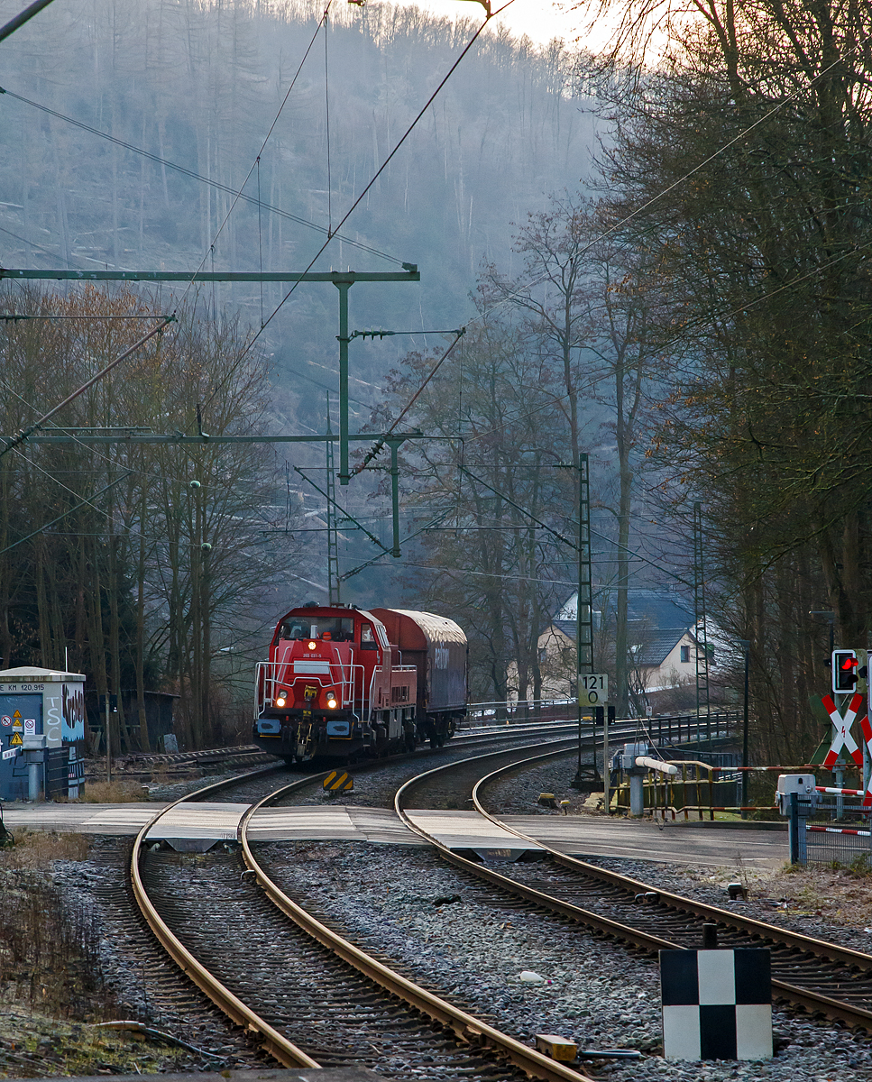 Die Kreuztaler 265 031-5 (92 80 1265 031-5 D-DB), eine Voith Gravita 15L BB der DB Cargo AG, fährt am 12.01.2022 mit einem einzelnen Coilwagen durch Kirchen (Sieg) in Richtung Siegen bzw. Kreuztal. 

Die Lok wurde 2013 von Voith in Kiel unter der Fabriknummer L04-18032 gebaut und an die DB Schenker (heute DB Cargo Deutschland AG) geliefert. 

Die vierachsigen dieselhydraulischen Lokomotiven vom Typ Gravita 15L BB (BR 265) haben einen Leistung von 1.800 kW und habe somit 800 kW mehr Leistung als eine Gravita 10 BB (BR 261). Zudem sind sie über 1m länger als die kleine Schwester.

TECHNISCHE DATEN:
Spurweite:  1.435 mm
Länge über Puffer: 16.860 mm
Drehzapfenabstand: 8.200 mm
Drehgestell-Mittenabstand: 2.400 mm
größte Breite: 3.075 mm
größte Höhe über SOK: 4.273 mm
Raddurchmesser neu: 1.000 mm
kleinster bef. Gleisbogen: 80 m
Eigengewicht: 84 t
Kraftstoffvorrat: 5.000 l
Motor: V-12-Zylinder-Dieselmotor  MTU 12V 4000 R43
Leistung: 1.800 kW bei 1.800 U/min
Getriebe: Voith L 5r4 zseU2
Anfahrzugkraft: 270 kN
Höchstgeschwindigkeit: 100 km/h
Tankvolumen: 5.000 l
Gebaute Stückzahl:  36