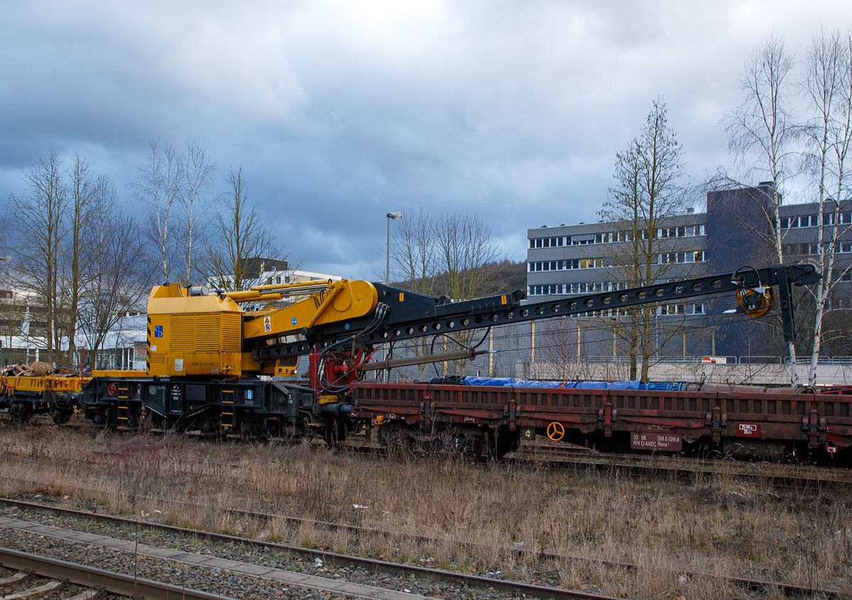 
Die Krupp-Gleisbohrramme, Schweres-Nebenfahrzeug-Nr. D-SPAG 99 80 9210 001-0, der SPITZKE SCHOMBURG SPEZIALTIEFBAU GmbH (Leer), abgestellt am 08.02.2016 beim Bahnhof Siegen-Weidenau.

Die Krupp-Gleisbohrramme ist speziell für den Einsatz auf Baustellen der DB Bahn AG konstruiert und gebaut worden. Sie realisiert gegengleisfreie Gründungen im Ramm- und Bohreindrehverfahren ohne Einsatz einer Lokomotive. Das innovative System ermöglicht eine deutlich höhere Effizienz und Flexibilität als alle sonst verfügbaren Maschinen. Damit ist diese Gleisbohrramme das derzeit leistungsstärkste Ramm- und Bohrgerät auf europäischen Schienen und setzt international neue Maßstäbe.

Die Funktionsmerkmale:
Die Arbeit verläuft gegengleisfrei sowie unter abgeschalteter Fahrleitung eigener Fahrantrieb ermöglicht Arbeiten im Baugleis ohne Arbeitslokomotiven. Die Gleisbohrramme hat eine hohe Standfestigkeit durch ihr hohes Eigengewicht und den niedrigen Schwerpunkt, zudem hat sie vier ausschwenkbare Stützen. Mit der vorhandenen Hydraulikanlage ist das Eindrehen von Großrohren (max. Ø bis 1.040 mm), ohne zusätzliches Aggregat möglich. Ein schneller Umbau vom Ramm- zum Bohrgerät ist möglich.

Mögliche Aufgaben:
- Ramm- und Bohrgründungen für Masten und Signalbrücken der Deutsche Bahn AG
- Imloch-Fels-Bohrungen 
- Eindrehen von Großrohren mit Durchmesser bis 1.040 mm
- Gründungen für Hilfsbrücken
- Herstellung von Verbau
- Lade- und Stellarbeiten
- Ausrüstung mit Dieselbären D 15 (Kolbenmasse 1,5 t) und D 22 (Kolbenmasse 2,2 t) und somit problemlose Aufnahme schwersten Rammgutes


Technische Daten:
Hersteller: KRUPP / SPITZKE SCHOMBURG
Bauart: Gleisbohrramme
Spurweite: 1.435 mm (Normalspur)
Länge über Puffer: 10.600 mm
Drehzapfenanstand: 4.600 mm
Gesamtachsabstand: 7.600 mm
Achsabstand im Drehgestell: je 2 x 1.500 mm
Anzahl der Achsen: 6 in 2 Drehgestellen
Motor: Perkins Dieselmotor mit 153 kW (215 PS) Leistung
Höchstgeschwindigkeit im Zugverband: 	100 km/h
Höchstgeschwindigkeit mit Eigenantrieb: 6 km/h
Eigengewicht: 96.000 kg
Kleinster befahrbarer Gleisbogen: R = 150 m
 
Ausladung: 2,60 m bis 7,30 m von Gleisachse
Nutzlänge als Ramme: mit Dieselhammer D 22 bis zu 14,00 m, mit D 15 bis zu 16,50 m
Nutzlänge beim Eindrehen: bis zu 14,00 m
Rammgerät: Dieselhammer D 15 und D 22
Rammgut (bei Dieselbär D 22): bis 6,5 t bei 3 m / bis 4 t bei 7,3 m Ausladung 
Bohrgerät: Imlochhammer bis 17 Zoll und Bohrantrieb für Rohre bis Durchmesser 1.040 mm


Der Dieselbär (Was ist das?):
Der Dieselbär ist ein äußerst robuster und zuverlässiger, mit Diesel betriebener Schlaghammer. Dieselbären werden hauptsächlich für Gründungsarbeiten wie zum Einrammen von Stahlprofilen und vorgefertigten Betonpfählen oder zum Einbinden von Rammgut in tragfähige Schichten eingesetzt. 

Dieselbären arbeiten nach dem Prinzip der Schlagzerstäubung, die Funktionsweise entspricht der eines Zweitaktmotors. Durch den Aufschlag des Kolbens wird eine Explosion des Kraftstoff-Luft-Gemisches herbeigeführt, die den Kolben nach oben wirft. Vor dem Aufschlagen auf den Pfahl wird die Schlaghaube durch die Kompression im Zylinder auf den Pfahlkopf gedrückt, wodurch Schäden am Rammgut weitgehend vermieden werden. Durch die exakte Regulierung der Kraftstoffzufuhr durch eine regelbare Kraftstoffpumpe, kann der Dieselbär an das vorgegebene Rammgut und an die unterschiedlichsten Bodenverhältnisse angepasst werden. 

Ein Dieselbär D 22 hat folgende Daten:
Schlaggewicht: 2.200 kg 
Energie pro Schlag: max. 67 t 
Schlagzahl: 40-60 /min 
Explosionsdruckkraft auf das Rammgut max.: 1.180 kN 
Länge: 4.300 mm 
Kopf- Ø: 560 mm 
Gesamtgewicht des Dieselbärs: 6.710 Kg
