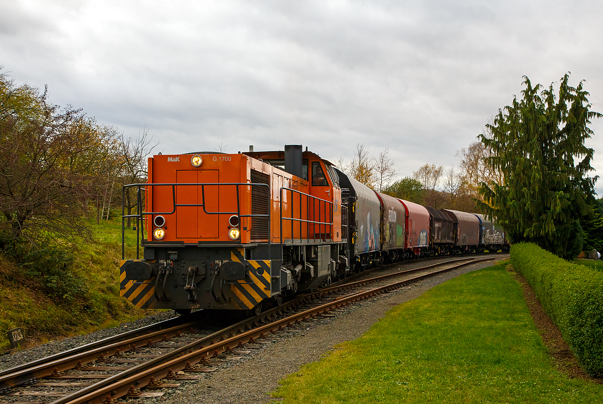 
Die KSW 42 (92 80 1277 902-3 D-KSW), eine Vossloh MaK G 1700 BB der KSW Kreisbahn Siegen-Wittgenstein, verlässt am 02.11.2020 mit einem Coilzug die Betriebsstätte Herdorf (Freien Grunder Eisenbahn - NE 447) und fährt nun in Richtung Neunkirchen-Salchendorf.