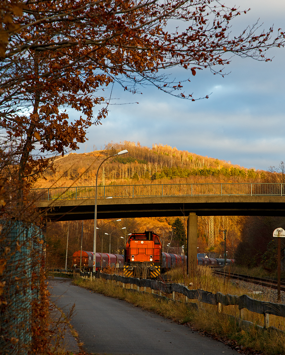 Die KSW 42 (92 80 1277 902-3 D-KSW), eine Vossloh MaK G 1700 BB, steht am 24.11.2021 mit einem Übergabe-Güterzug (von Herdorf zum Rbf Kreuztal), am KSW Rangierbahnhof Herdorf (Freien Grunder Eisenbahn KSW NE447 / DB-Nr. 9275) zur Abfahrt bereit. 