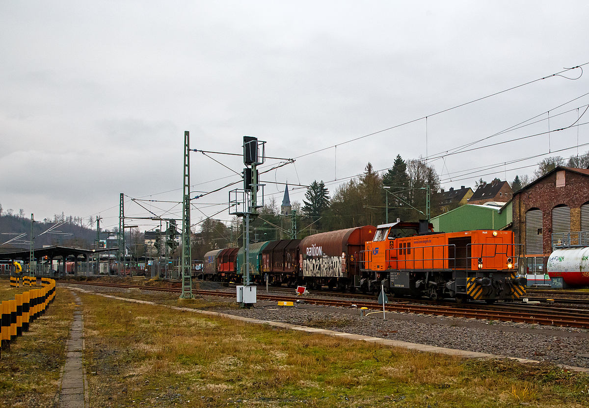 Die KSW 42 (92 80 1277 902-3 D-KSW), eine Vossloh MaK G 1700 BB, kommt am 14.12.2021 aus Herdorf mit einem sehr langen Übergabegüterzug (leere Wagen) in Betzdorf (Sieg) an und stellt den Zug im Rangierbahnhof. Später fährt sie wieder als Lz nach Herdorf zurück (siehe nächstes Bild).