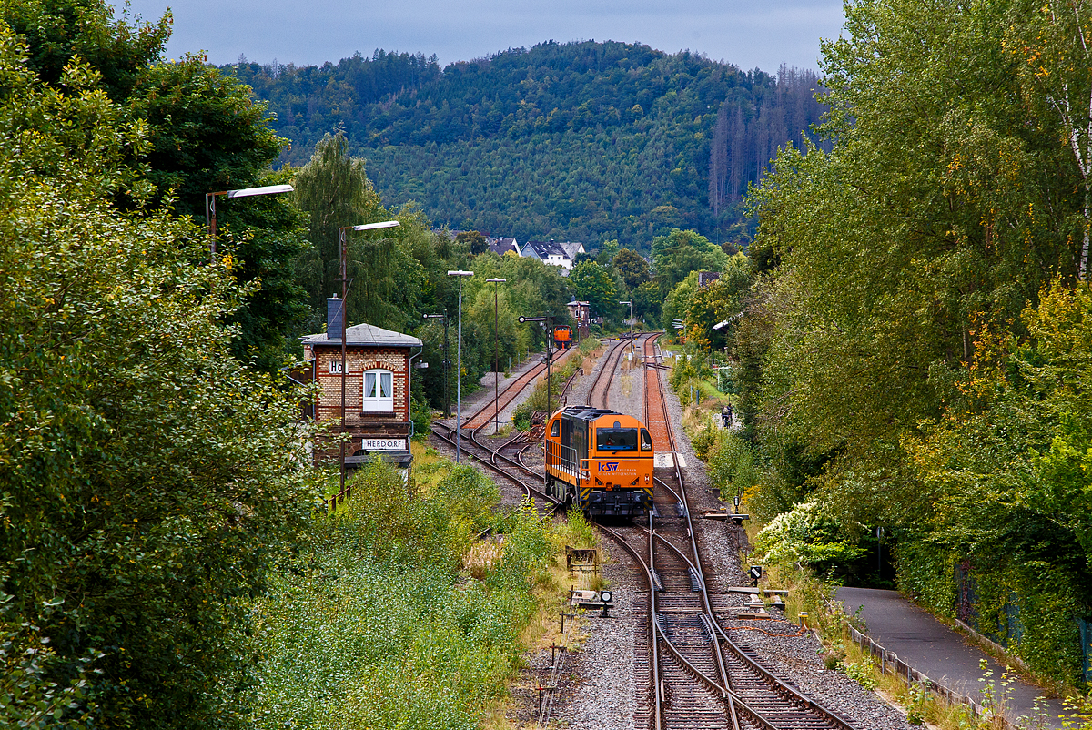 Die KSW 43 (92 80 1273 018-2 D-KSW) der KSW (Kreisbahn Siegen-Wittgenstein)  fährt am 24.09.2021 vom KSW Rangierbahnhof Herdorf (Freien Grunder Eisenbahn KSW NE447 / DB-Nr. 9275) auf Gleis 4 vom Bahnhof Herdorf, wo bereits die KSW 44 (92 80 1271 004-4 D-KSW) eine MaK G 1000 B auf sie wartet. Nachdem miteinander kuppeln, fahren sie dann gemeinsam als Lz in Richtung Betzdorf weiter.

Links das Wärterstellwerk Herdorf Ost (Ho).
