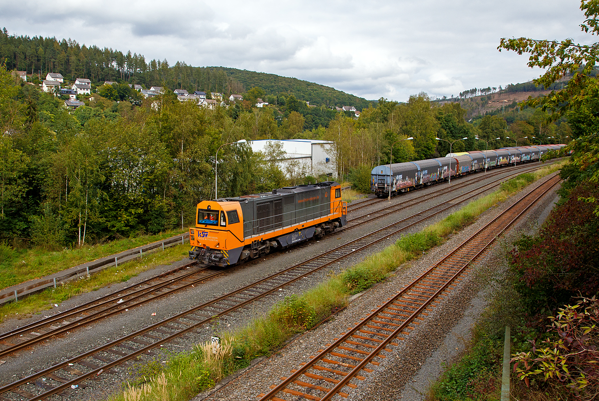 Die KSW 43 (92 80 1273 018-2 D-KSW) der KSW (Kreisbahn Siegen-Wittgenstein) rangiert am 24.09.2021 in Herdorf auf dem KSW Rbf Herdorf (Betriebsstätte Freien Grunder Eisenbahn - NE 447).

Die Lok 43 der KSW ist eine asymmetrische MaK G 2000 BB. Sie wurde 2002 bei Vossloh unter der Fabriknummer 1001327 gebaut und hat einen Caterpillar Motor 3516 B-HD mit 2.240 kW Leistung, die Höchstgeschwindigkeit beträgt 120 km/h.
