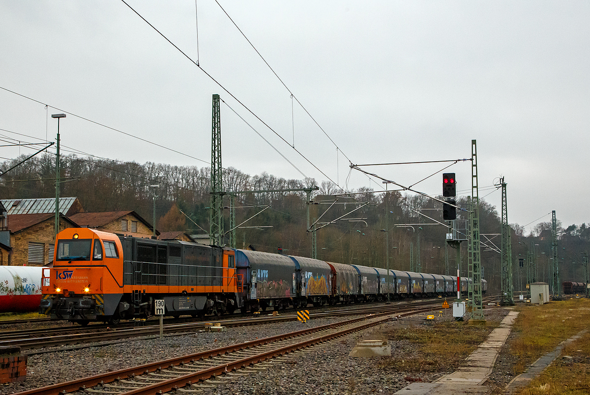 Die KSW 43 (92 80 1273 018-2 D-KSW), die Vossloh G 2000 BB der KSW (Kreisbahn Siegen-Wittgenstein) fährt am 14.12.2021 mit einem Coilzug (aus Richtung Köln kommend) durch Betzdorf/Sieg in Richtung Siegen.