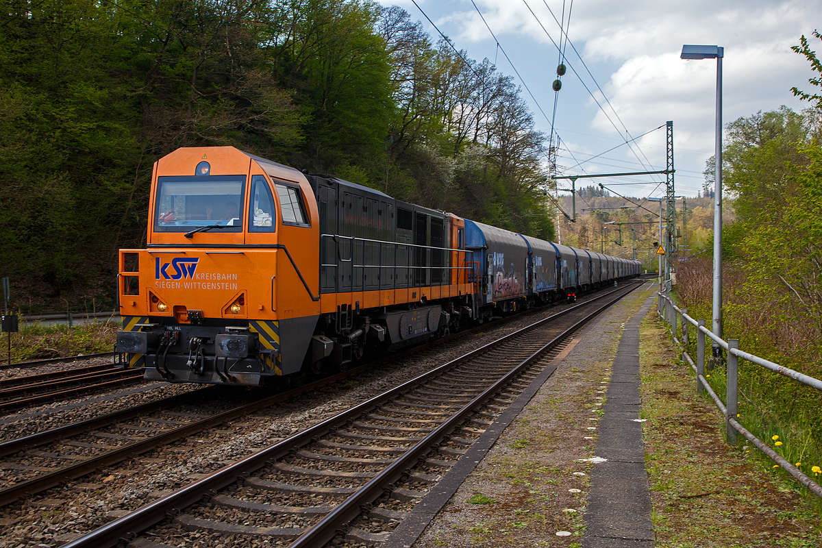 Die KSW 43 (92 80 1273 018-2 D-KSW) der KSW (Kreisbahn Siegen-Wittgenstein), fährt am 22.04.2022 mit einem Coilzug (VTG Coilwagen der Gattung Shimmns-ttu) durch den Bahnhof Scheuerfeld (Sieg) in Richtung Betzdorf. In Betzdorf geht es dann über die Hellertalbahn nach Herdorf, auf den KSW Rbf (Betriebsstätte Freien Grunder Eisenbahn - NE 447). Von Herdorf geht es später (meist durch eine andere Lok) nach Neunkirchen-Salchendorf zum Pfannenberg.

Nochmals einen lieben Gruß an die netten Lokführer zurück.
