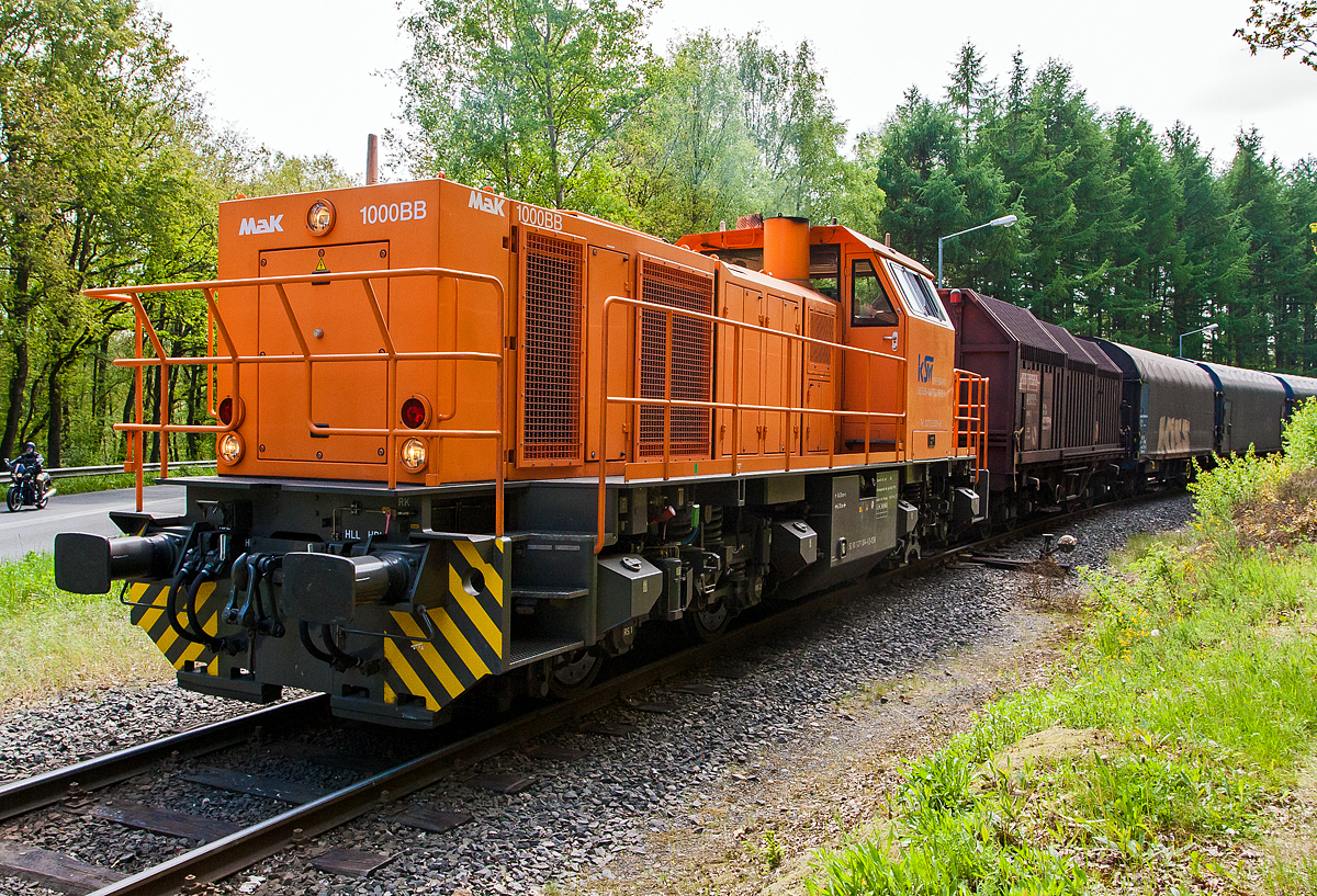 Die KSW 44 (92 80 1271 004-4 D-KSW) die MaK G 1000 BB der KSW (Kreisbahn Siegen-Wittgenstein) steht am 18.05.2012, auf dem Pfannenberg in Neunkirchen-Salchendorf, auf der Freien Grunder Eisenbahn (KSW NE447 / DB-Nr. 9275) einer privaten Eisenbahnstrecke der KSW, zur Abfahrt mit leeren Coilwagen nach Herdorf bereit.

Diese 12 km lange Strecke Herdorf–Salchendorf (Pfannenberg) der Streckenkategorie C2 (Radsatzlast 20 t), ist Eigentum der KSW (ehemals Freien Grunder Eisenbahn AG). 
