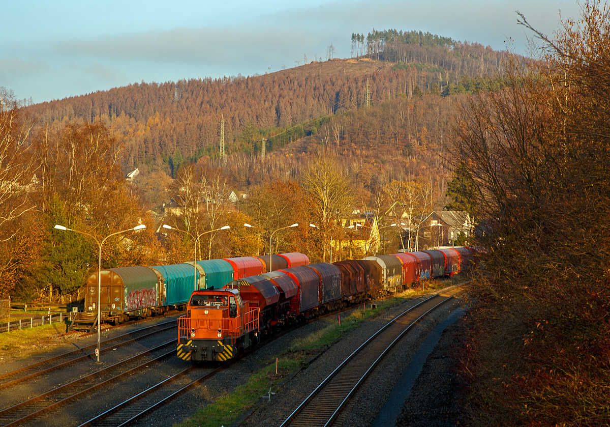 
Die KSW 45 (98 80 0276 016-9 D-KSW) eine MaK G 1204 BB der Kreisbahn Siegen-Wittgenstein steht am 27.11.2020, mit einem langen Übergabezug, in Herdorf auf der KSW-Infrastruktur  Freien Grunder Eisenbahn  (NE 447) zur Abfahrt bereit.

Es war ein beträchtlich langer Zug, aber trotzdem reicht alleine die Zugkraft der  MaK G 1204 BB mit einer Leistung von 1.120 kW (1.522 PS), da die Wagen alle leer sind. Die KSW bringt solche Wagenzüge (Übergabezüge) an Werktagen täglich (meist nachmittags) über Betzdorf (Sieg) zum DB Rbf Kreuztal. Dort werden dann wieder von der DB Cargo Züge für die einzelnen Bestimmungsorte zusammengestellt und abgefahren.  
