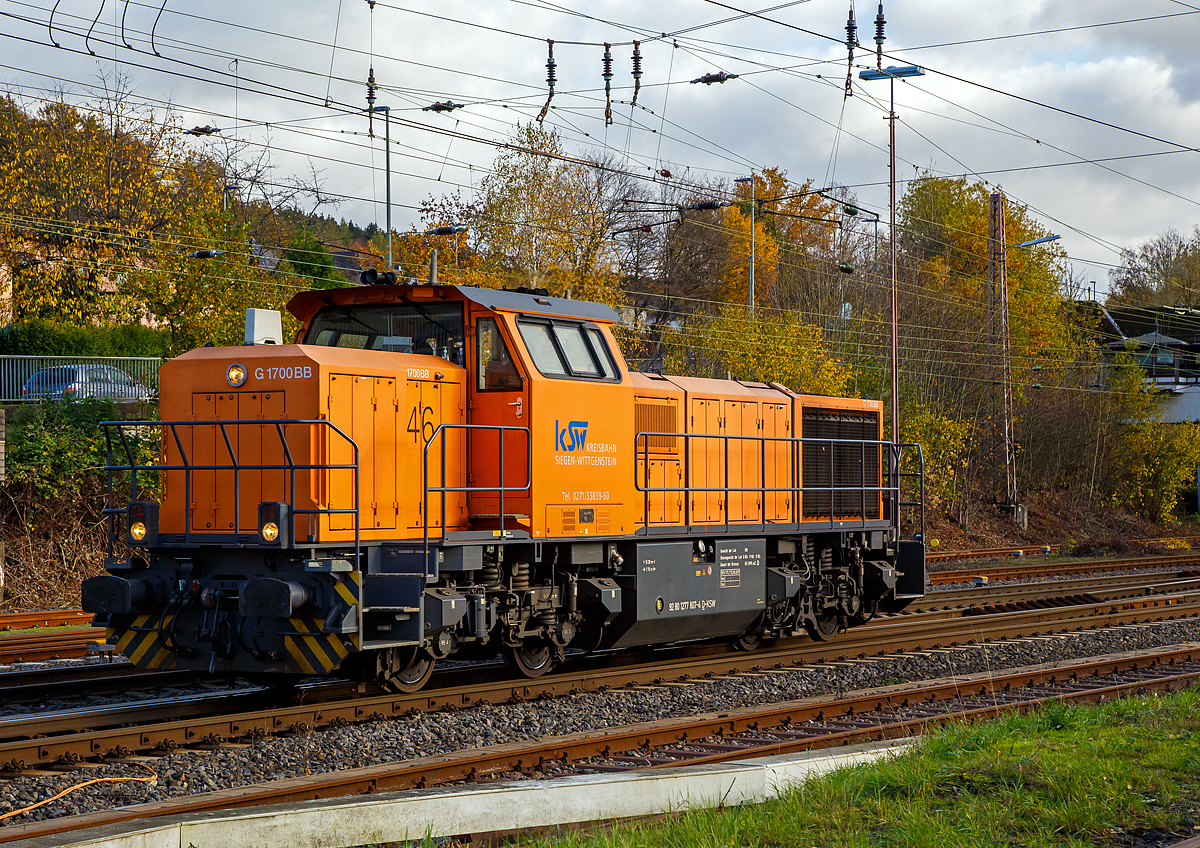 Die KSW 46 bzw. 277 807-4 (92 80 1277 807-4 D-KSW) eine Vossloh G 1700-2 BB der Kreisbahn Siegen-Wittgenstein am 04.11.2020 bei Rangierfahrt in Kreuztal.

Die Lok ist G 1700-2 BB (eingestellt als 92 80 1277 807-4 D-KSW), sie wurde 2008 von Vossloh in Kiel unter der Fabrik-Nr. 5001680 gebaut und an die KSW geliefert.

Die Vossloh Lokomotive MaK G 1700-2 BB ist eine dieselhydraulische Lokomotive mit der Achsfolge B’B’. Ein Jahr nach der Auslieferung der G 1700 BB wurde auf der Innotrans 2002 in Berlin eine weitere Lokomotive mit dieser Typenbezeichnung vorgestellt. Zur besseren Unterscheidung von dieser erhielt sie die interne Bezeichnung G 1700-2 BB.

Bei der G 1700-2 BB handelte es sich um eine neuentwickelte Lokomotive. Ihr Herzstück bildete der aus der G 1206 bereits bekannte Dieselmotor von Caterpillar, jedoch in einer Version mit längerem Hub und einer auf 1.700 kW gesteigerten Leistung. Um die höhere Motorleistung für die Traktion nutzen zu können, war die Verwendung des Getriebes L 620 reU2 (wie bei der G 2000 BB) von Voith notwendig. Im Gegensatz zu dem bei der G 1206 verwendeten Turbowendegetriebe besitzt es nur zwei Wandler und eine mechanische Schaltstufe für den Richtungswechsel, kann aber eine höhere Leistung vom Motor aufnehmen.

Um diese Maschinenanlage herum wurde eine weitgehend neue Lokomotive konstruiert. Von der G 800 BB wurden die neuen Einheitsdrehgestelle und das geräumige Führerhaus übernommen. Der Rahmen ist eine gewichtsoptimierte Schweißkonstruktion. Darüber hinaus gab es zahlreiche kleinere Weiterentwicklungen. Die Elektrik der Maschine wurde weitgehend in einem im hinteren Vorbau untergebrachten E-Modul im hinteren Vorbau untergebracht. Dieser beherbergt darüber hinaus wie gewohnt die Druckluftausrüstung, in der ein Schraubenkompressor, anstelle der bisher üblichen Kolbenkompressoren verwendet wird. Äußerlich unterscheidet sich die G 1700-2 BB von ihren Vorgängertypen insbesondere durch die abgeschrägten Hauben und die freistehend auf den Umläufen angebrachten unteren Stirnleuchten.

Seit 2003 wurde die G 1700-2 BB an verschiedene Privatbahnen in Deutschland und Österreich, sowie an Leasingunternehmen geliefert. Die Maschinen weichen dabei in einigen Details voneinander ab. Neben Ausstattungsunterschieden betrifft dies insbesondere die Dienstmasse, die von 80 bis 88 t variiert. 

TECHNISCHE DATEN der KSW 46:
Spurweite:  1.435 mm
Achsfolge:  B´B´  
Länge über Puffer: 15.200 mm 
Drehzapfenabstand:  7.700 mm 
Achsabstand im Drehgestell:  2.400 mm 
größte Breite:  3.080 mm
größte Höhe über Schienenoberkante:  4.220 mm
Raddurchmesser: 1.000 mm (neu)
kleinster befahrbarer Gleisbogen:  60 m
Dienstgewicht  88 t 
Kraftstoffvorrat  4.400 l
Motor:  Caterpillar-12-Zylinder-Dieselmotor, vom Typ   3512B-HD
Leistung:  1.700 kW bei 1800 U/min
Getriebe:  Voith L 620 reU2
Höchstgeschwindigkeit : 100 km/h 
gebaute Stückzahl  31

