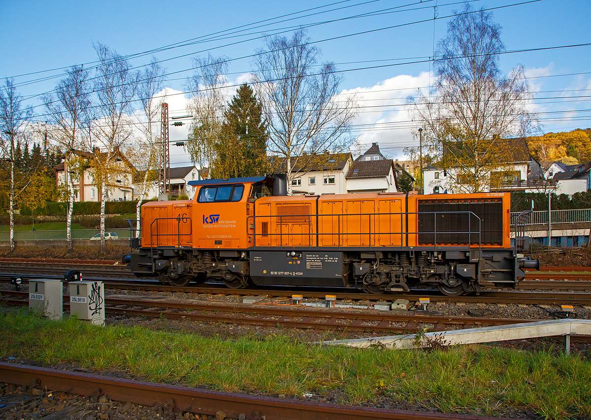 Die KSW 46 bzw. 277 807-4 (92 80 1277 807-4 D-KSW) eine Vossloh G 1700-2 BB der Kreisbahn Siegen-Wittgenstein am 04.11.2020 bei Rangierfahrt in Kreuztal.

Die Lok ist G 1700-2 BB (eingestellt als 92 80 1277 807-4 D-KSW), sie wurde 2008 von Vossloh in Kiel unter der Fabrik-Nr. 5001680 gebaut und an die KSW geliefert.

Die Vossloh Lokomotive MaK G 1700-2 BB ist eine dieselhydraulische Lokomotive mit der Achsfolge B’B’. Ein Jahr nach der Auslieferung der G 1700 BB wurde auf der Innotrans 2002 in Berlin eine weitere Lokomotive mit dieser Typenbezeichnung vorgestellt. Zur besseren Unterscheidung von dieser erhielt sie die interne Bezeichnung G 1700-2 BB.

Bei der G 1700-2 BB handelte es sich um eine neuentwickelte Lokomotive. Ihr Herzstück bildete der aus der G 1206 bereits bekannte Dieselmotor von Caterpillar, jedoch in einer Version mit längerem Hub und einer auf 1.700 kW gesteigerten Leistung. Um die höhere Motorleistung für die Traktion nutzen zu können, war die Verwendung des Getriebes L 620 reU2 (wie bei der G 2000 BB) von Voith notwendig. Im Gegensatz zu dem bei der G 1206 verwendeten Turbowendegetriebe besitzt es nur zwei Wandler und eine mechanische Schaltstufe für den Richtungswechsel, kann aber eine höhere Leistung vom Motor aufnehmen.

Um diese Maschinenanlage herum wurde eine weitgehend neue Lokomotive konstruiert. Von der G 800 BB wurden die neuen Einheitsdrehgestelle und das geräumige Führerhaus übernommen. Der Rahmen ist eine gewichtsoptimierte Schweißkonstruktion. Darüber hinaus gab es zahlreiche kleinere Weiterentwicklungen. Die Elektrik der Maschine wurde weitgehend in einem im hinteren Vorbau untergebrachten E-Modul im hinteren Vorbau untergebracht. Dieser beherbergt darüber hinaus wie gewohnt die Druckluftausrüstung, in der ein Schraubenkompressor, anstelle der bisher üblichen Kolbenkompressoren verwendet wird. Äußerlich unterscheidet sich die G 1700-2 BB von ihren Vorgängertypen insbesondere durch die abgeschrägten Hauben und die freistehend auf den Umläufen angebrachten unteren Stirnleuchten.

Seit 2003 wurde die G 1700-2 BB an verschiedene Privatbahnen in Deutschland und Österreich, sowie an Leasingunternehmen geliefert. Die Maschinen weichen dabei in einigen Details voneinander ab. Neben Ausstattungsunterschieden betrifft dies insbesondere die Dienstmasse, die von 80 bis 88 t variiert. 

TECHNISCHE DATEN der KSW 46:
Spurweite:  1.435 mm
Achsfolge:  B´B´  
Länge über Puffer: 15.200 mm 
Drehzapfenabstand:  7.700 mm 
Achsabstand im Drehgestell:  2.400 mm 
größte Breite:  3.080 mm
größte Höhe über Schienenoberkante:  4.220 mm
Raddurchmesser: 1.000 mm (neu)
kleinster befahrbarer Gleisbogen:  60 m
Dienstgewicht  88 t 
Kraftstoffvorrat  4.400 l
Motor:  Caterpillar-12-Zylinder-Dieselmotor, vom Typ   3512B-HD
Leistung:  1.700 kW bei 1800 U/min
Getriebe:  Voith L 620 reU2
Höchstgeschwindigkeit : 100 km/h 
gebaute Stückzahl  31