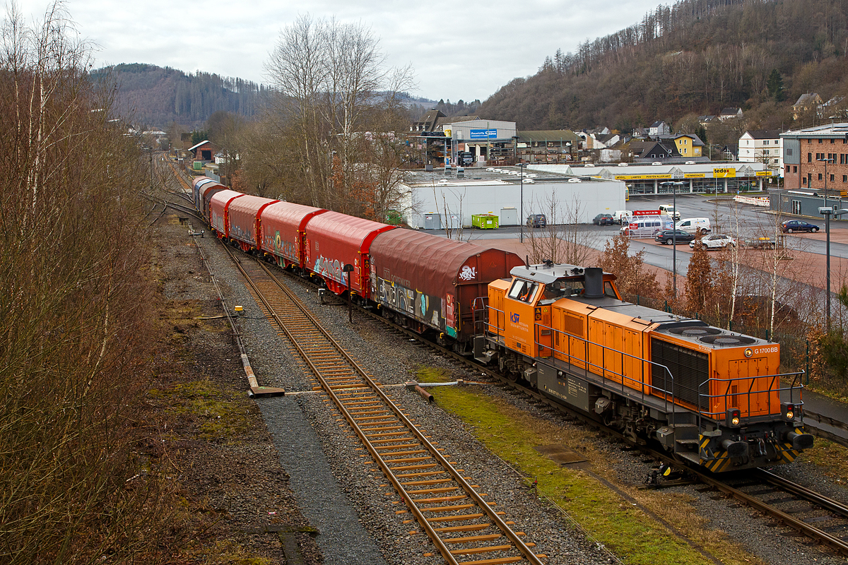 Die KSW 46 bzw. 277 807-4 (92 80 1277 807-4 D-KSW) eine Vossloh G 1700-2 BB der Kreisbahn Siegen-Wittgenstein, hat am 17.02.2021, mit einem beladenen Coil-Güterzug, Herdorf erreicht und fährt nun mit diesem auf den KSW Rbf Herdorf (Betriebsstätte Freien Grunder Eisenbahn - NE 447).

Die Lok wurde 2008 von Vossloh in Kiel unter der Fabrik-Nr. 5001680 gebaut und an die KSW geliefert.