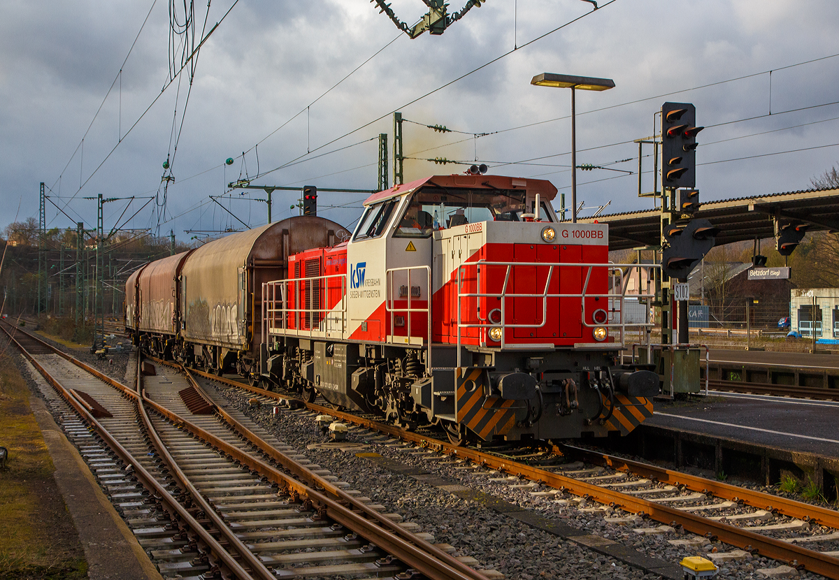 
Die KSW 47  (92 80 1271 027-5 D-KSW), ex D 2 der HFM, eine Vossloh G 1000 BB der Kreisbahn Siegen-Wittgenstein ), fährt am 11.03.2019 mit einem kurzen Coilgüterzug von Betzdorf/Sieg in Richtung Herdorf.
