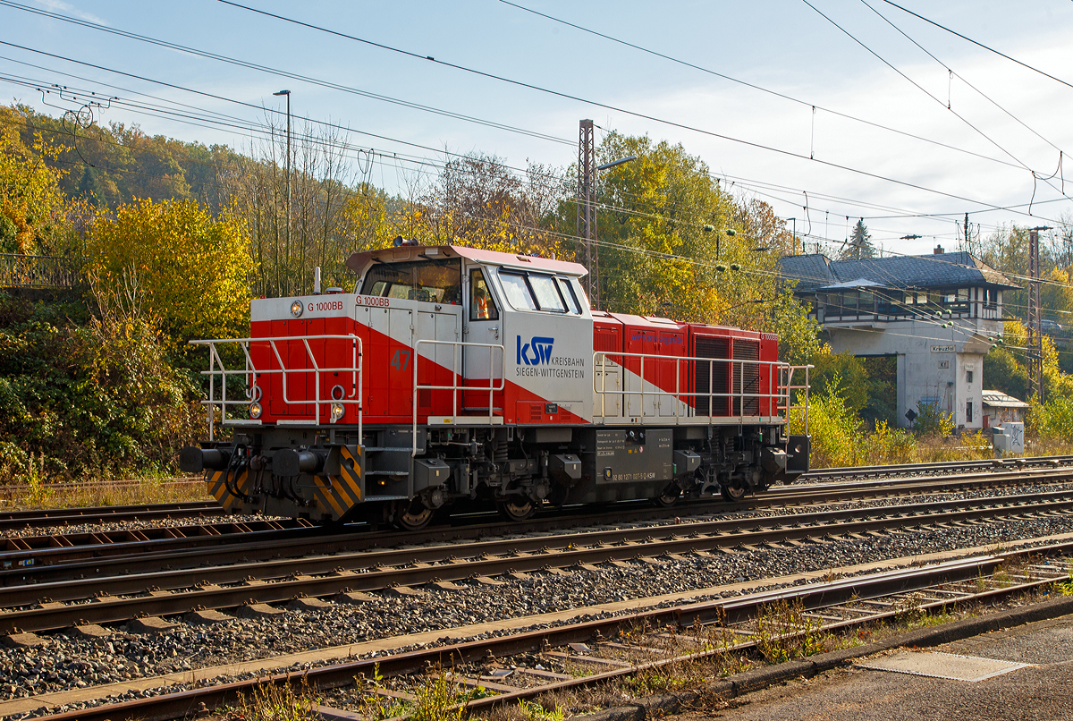 Die KSW 47 (92 80 1271 027-5 D-KSW), ex D 2 der HFM, eine Vossloh G 1000 BB der KSW (Kreisbahn Siegen-Wittgenstein), am 30.10.2019 auf Rangierfahrt in Kreuztal.

Die Lok wurde 2008 unter der Fabriknummer 5001673 bei Vossloh in Kiel gebaut, 2009 ging sie zur kundenspezifische Anpassung zum Service-Zentrum Moers und erst am 16.07.2010 erfolgte die Auslieferung an HFM Managementgesellschaft für Hafen und Markt mbH in Frankfurt (Main)  D 2  (92 80 1271 027-5 D-HFM). Am 31.10.2016 ging sie dann an die Kreisbahn Siegen-Wittgenstein (KSW).

Die G 1000 ist eine vierachsige dieselhydraulische Lokomotive
für den schweren Rangier- und leichten Streckendienst. Die zuverlässige Vielzwecklokomotive ist mit modernster Technik ausgestattet und erfüllt daher die neuesten Vorschriften des Unfallschutzes. Die Anwendungsbreite der Lokomotive reicht vom leichten Rangierdienst in Einzeltraktion über den Einsatz als Streckenlokomotive in Mehrfachtraktion bis hin zum schweren Rangierdienst. 

Mit der MaK G 1000 BB wird seit dem Jahr 2002 eine Lok für den Leistungsbereich unterhalb der G 1206 angeboten. Sie basiert auf der G 800 BB, von der außer dem kompletten Fahrwerk und Rahmen auch das Führerhaus und der hintere Vorbau übernommen wurden. Deutlich anders ist dagegen der vordere Vorbau, in dem Platz für den größeren Dieselmotor geschaffen wurde.


Technische Daten
Spurweite:  1435 mm
Achsfolge:  B´B´
Länge über Puffer: 14.130 mm
Drehzapfenabstand: 6.700 mm
Radsatzabstand im Drehgestell:  2.400 mm
größte Breite:  3.080 mm
größte Höhe über Schienenoberkante:  4.225 mm
Raddurchmesser neu:  1.000 mm
kleinster befahrbarer Gleisbogen:  60 m
Dienstgewicht: 80 t
Bremse:  Radscheibenbremse (Knorr), auf alle Räder wirkend
hydrodynamische Bremse
Bremsgewichte G/P: 65 t/96 t
Kraftstoffvorrat:  3000 l
    
Motor:  MTU 8V 4000 R41L
Leistung:  1.100 kW (1.475 PS)
Drehzahl:  1860 1/min
    
Strömungsgetriebe: Voith L4r4
Höchstgeschwindigkeit:  100 km/h
    
Seit 2002 wurden 103 G 1000 gebaut (Stand 01.01.2015).