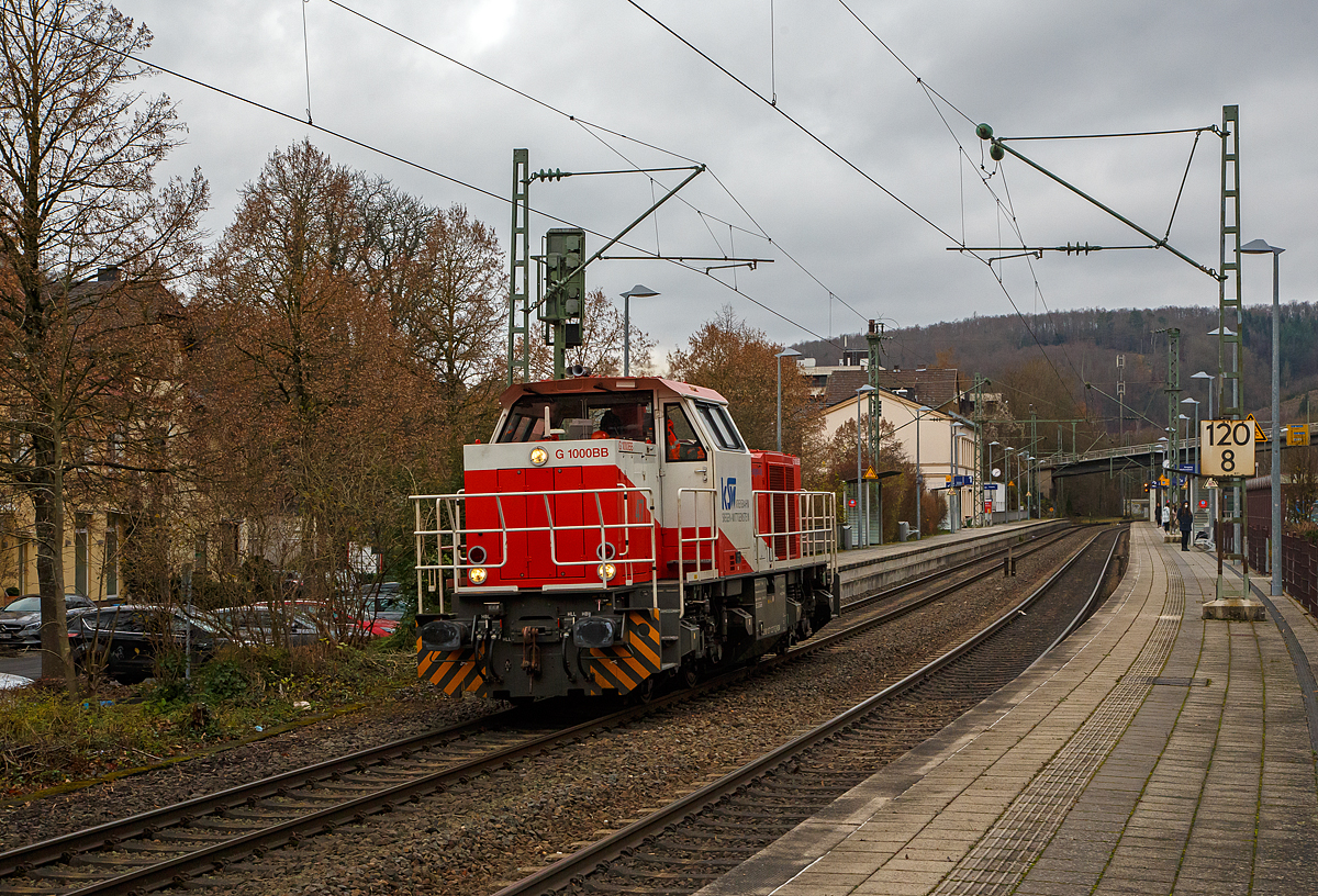 Die KSW 47 (92 80 1271 027-5 D-KSW), ex D 2 der HFM, eine Vossloh G 1000 BB der KSW (Kreisbahn Siegen-Wittgenstein), fährt am 03.12.2021, als Lz (Lokzug) bzw. auf Tfzf (Triebfahrzeugfahrt), durch den Bahnhof Kirchen/Sieg in Richtung Betzdorf/Sieg. Von Betzdorf geht es, nach dem Richtungswechsel, dann nach Herdorf.

Die Lok wurde 2008 unter der Fabriknummer 5001673 bei Vossloh in Kiel gebaut, 2009 ging sie zur kundenspezifische Anpassung zum Service-Zentrum Moers und erst am 16.07.2010 erfolgte die Auslieferung an HFM Managementgesellschaft für Hafen und Markt mbH in Frankfurt (Main)  D 2  (92 80 1271 027-5 D-HFM). Am 31.10.2016 ging sie dann an die Kreisbahn Siegen-Wittgenstein (KSW).