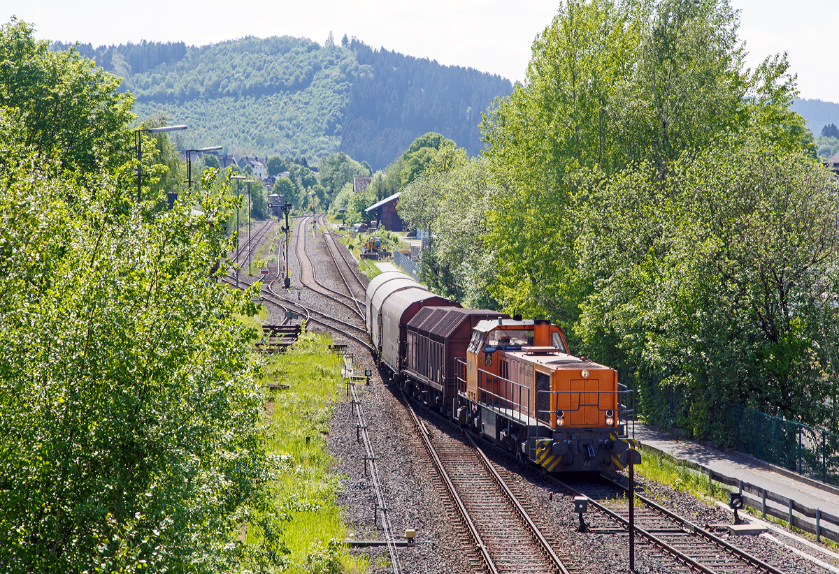 
Die KSW Lok 42 (92 80 1277 902-3 D-KSW) eine Vossloh MaK G 1700 BB kommt am 18.05.2015, mit einem kurzen Güterzug aus Betzdorf, in Herdorf an. Hier fährt sie nun von DB-Gleis aufs KSW-Gleis.