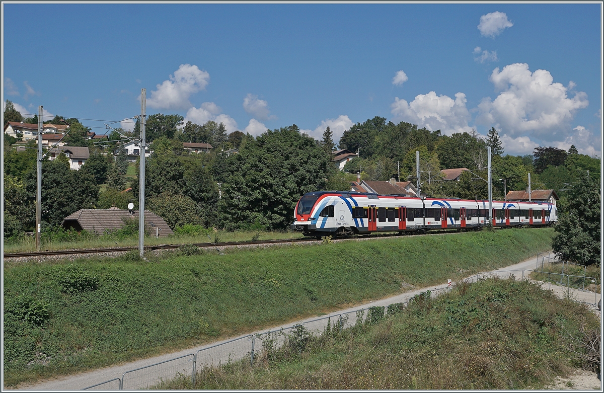 Die Léman-Express Strecke ASL6 (Genève) - La Plaine / z.T. Russin - Bellegarde wird unregelmässig und nur in der HVZ bedient. Das Bild zeigt einen SBB LEX RABe 522 in Pougny-Chancy auf dem Weg nach Bellegarde (Ain). Die damals verwendete Fotostelle ist heute, beim Einstellen des Bildes ein Wohnhaus.

6. Sept. 2021