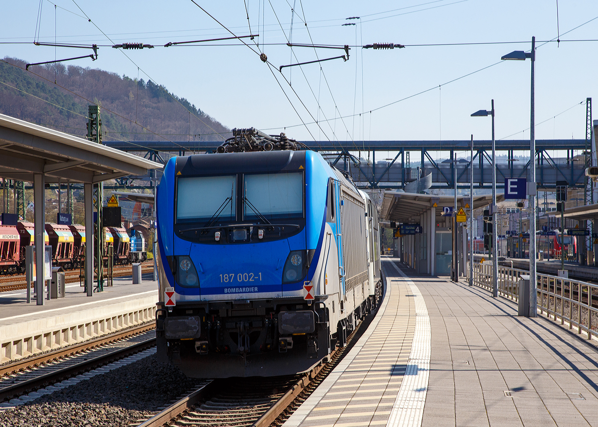 
Die Last Mile Lok 187 002-1 (91 80 6187 002-1 D-BTK) der Bombardier Transportation GmbH (Kassel) wird am 09.04.2017 von der RailAdventure 139 558-1  Albert Jonker  durch den BF Marburg/Lahn in Richtung Frankfurt am Main gezogen.
