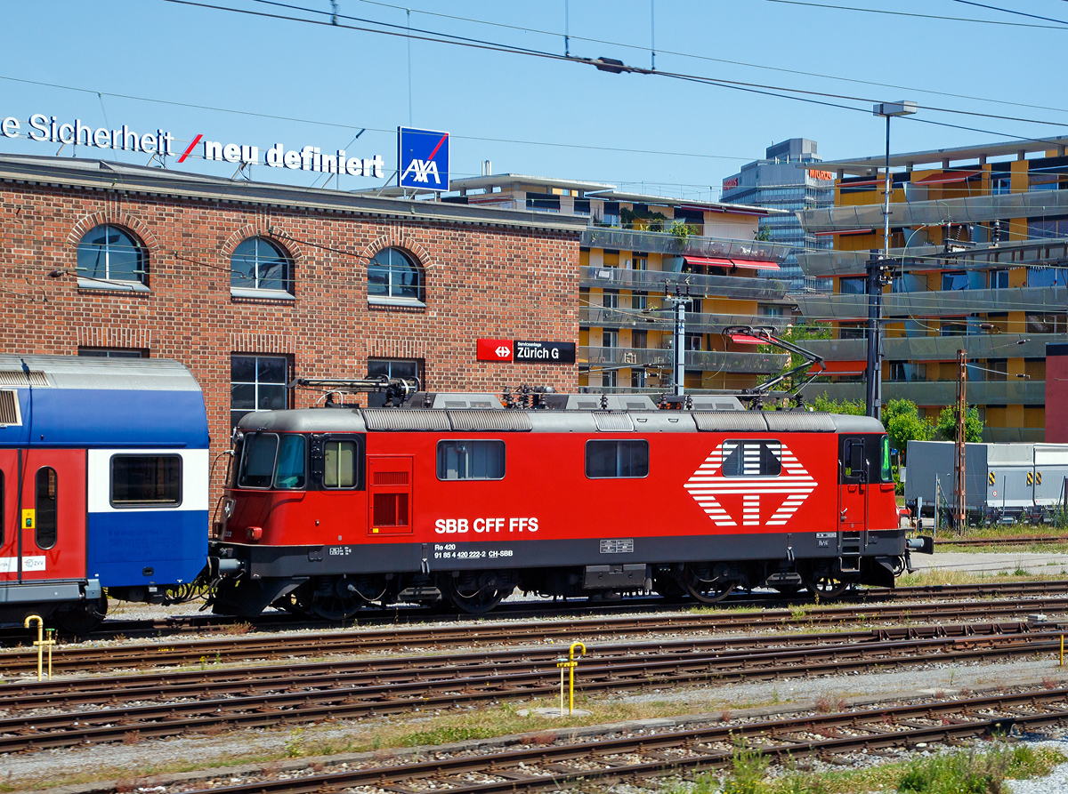 
Die LION Re 420 222-2 (91 85 4 Re 420 222-2 CH-SBB), ex SBB Re 4/4 II 11222, abgestellt am 07.06.2015 beim Hauptbahnhof Zürich. 

Aufgenommen aus einem fahrenden TGV.

Die Ende 2016 sollen insgesamt 30 Stück Re 4/4 II als Re 420 LION für die Zürcher S-Bahn SBB Industriewerk Bellinzona modernisiert werden. Sie kommen künftig in der Zürcher S-Bahn in Doppelstockzügen während der Hauptverkehrszeit zum Einsatz.
