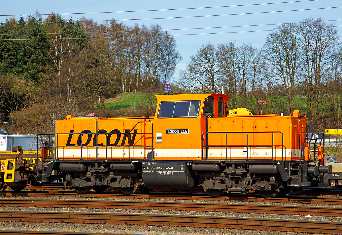 
Die LOCON 216 (92 80 1214 007-7 D-LOCON) der LOCON Logistik & Consulting AG, ex DB 262 007-8 (NVR: 92 80 1214 007-7 D-ALS), ex DB 212 169-7, ex DB V 100 2169, abgestellt am 25.03.2017 beim ICE-Bahnhof Montabaur. 

Die Spenderlok (eine V 100.20) wurde 1963 von Arnold Jung Lokomotivfabrik GmbH, Jungenthal bei Kirchen an der Sieg, unter der Fabriknummer 13645 gebaut und als V 100 2169 an die Deutsche Bundesbahn geliefert. Zum 01.01.1968 erfolgte dann die Umzeichnung in DB 212 169-7, als diese fuhr sie bis zur Ausmusterung im Juli 2002. Ende 2002 ging sie dann an ALSTOM Lokomotiven Service GmbH in Stendal. Im Jahr  2008 wurde sie dann von ALS und GLG gemäß Umbaukonzept BR 214 in die heutige 214 007-7 umgebaut. 2008 und 2009 war sie dann als Mietlok, als alias 262 007-8 bezeichnet jedoch mit der NVR-Nummer 92 80 1214 007-7 D-ALS, bei der Railion Deutschland AG bzw. DB Schenker Rail Deutschland AG. Von 2010 bis 2013 war sie dann bei der an CC-Logistik als 262 007-8 (92 80 1214 007-7 D-CCLG) bis sie dann im Juni 2013 an die LOCON ging. 

Das Umbaukonzept BR 214:
Mit der Gründung des Joint-Ventures ALSTOM Lokomotiven Service GmbH (ALS) wurden über 100 Loks des Typs V 100 (DB) in das Gemeinschaftsunternehmen (von ALSTOM und der Deutschen Bahn AG) eingebracht. Nachdem einige Loks verkauft werden konnten, verblieben rund 60 Maschinen, z.T. nur noch als Rahmen in Stendal. 

ALSTOM Lokomotiven Service GmbH (ALS) entstand aus dem Reichsbahnausbesserungswerk Stendal (kurz: Raw Stendal), nach der Wiedervereinigung wurde das Werk zum  Schienfahrzeugzentrum Stendal  der DB Regio AG. Aufgrund des geringeren eigenen Bedarfs kam es mehrfach zu Schließungsplänen. Schließlich entschloss sich die Deutsche Bahn AG zur Kooperation mit dem ALSTOM-Konzern im Rahmen eines Joint Venture. 

Gemeinsam mit der Gmeinder Lokomotivenfabrik GmbH (GLG) in Mosbach begann 2006 die Projektierung (Entwicklung) einer Lokomotive auf Basis des V 100.20-Fahrgestells unter Verwendung von Standard-Bauteilen für den Neuaufbau. Ende 2006 erfolgte die Beschlussfassung zur Durchführung des Projektes sowie ein Rahmenvertrag mit der GLG über die Lieferung von Hauptkomponenten wie z. B. Fahrerkabine, Steuerung, Bremsgerüst und Kühler. Zudem wurden die beiden ersten Loks bei GLG gefertigt. Die zwei entsprechenden Rahmen, der 212 196-0 und  212 197-8 (Jung Fabriknummer 13672 und 13673)  wurden im Januar 2007 per LKW von Stendal nach Mosbach überführt, im Sommer 2007 lief die Produktion weiterer Loks in Stendal an. Der Vertrag für zwei erste Loks wurde Anfang 2007 mit der NbE unterzeichnet, eine erste 214 wurde im Juni 2007 auf der Messe  transportlogistic  in München präsentiert. Die Bauartzulassung durch das Eisenbahnbundesamt wurde am 20. Mai 2008 erteilt, zugleich die Bezeichnung als Baureihe 1214 im EBA-Fahrzeugregister festgelegt. Für den Umbau werden nur die Rahmen und Drehgestelle bisheriger V 100 nach Aufarbeitung weiterverwendet.

Die Modernisierung der in Szenekreisen aufgrund der eckigen Formen als  Lego-Lok  bezeichneten Maschinen umfasst:
Einbau eines neuen, leistungsstarken Dieselmotors (Caterpillar V-8- Dieselmotor, vom Typ CAT 3508 B SC) mit zugehöriger Luftansaugung und Abgasanlage mit Partikelfilter
Einbau eines umgebauten und grundüberholten Strömungsgetriebes
Einbau einer neuen Kühlanlage
Einbau einer Hydrostatikanlage für den Antrieb des Kühlerlüfters und des Luftverdichters
Ersatz des Heizdampfkessels durch eine Vorwärmanlage
Einbau einer modernen Drucklufterzeugungsanlage mit Lufttrockner
Einbau einer modernen Druckluftbremsanlage
Umstellung der Bordelektrik von 110 V DC auf 24 V DC
Einbau einer elektronischen Loksteuerung und -überwachung (SPS Schneider Selectron) und optionaler Funkfernsteuerung
Einbau einer optionalen Zugsicherungsanlage I 60 R
Einbau einer optionalen Zugfunkanlage
Neubau des Führerhauses nach ergonomischen und designerischen Gesichtspunkten mit hohem Lärm- und Brandschutzniveau

Bisher wurden 36 Fahrzeuge umgebaut. Die DB bezeichnet die von ihr angemieteten Loks als Baureihe 262 (als Baureihe 214 bzw. 714 wurden ja bereits die Lokomotiven der Tunnelrettungszüge bezeichnet).

TECHNISCHE DATEN:
Spurweite: 1.435 mm (Normalspur)
Achsfolge:  B´B´
Länge über Puffer: 12.300 mm (12.500 über Rangierkupplung)
Drehzapfenabstand: 6.000 mm
Drehgestellachsstand: 2.200 mm
Größte Höhe über SOK: 4.260 mm
Breite: 3.100 mm
Treibraddurchmesser:  950 mm (neu) / 870 mm (abgenutzt)
abgenutzt
Dienstgewicht: 61 t
Höchstgeschwindigkeit: 100 km/h / Rangiergang 60 km/h
Motor: Caterpillar V-8-Viertakt-Dieselmotor mit Turboaufladung und Ladeluftkühlung, vom Typ CAT 3508 B SC
Motorhubraum:  34,5 l (Bohrung 170 mm x Hub 190 mm)
Motorgewicht: ca. 4.300 kg
Motornenndrehzahl : 1.800/min
Motorleistung:  970 kW
Antriebsleistung:  957 kW
Max. Anfahrzugkraft: 177 kN
kleinster befahrbarer Gleisbogen: 100 m
Bremse: KE-GP-mZ
Kraftstoffvorrat: 2.700 Liter