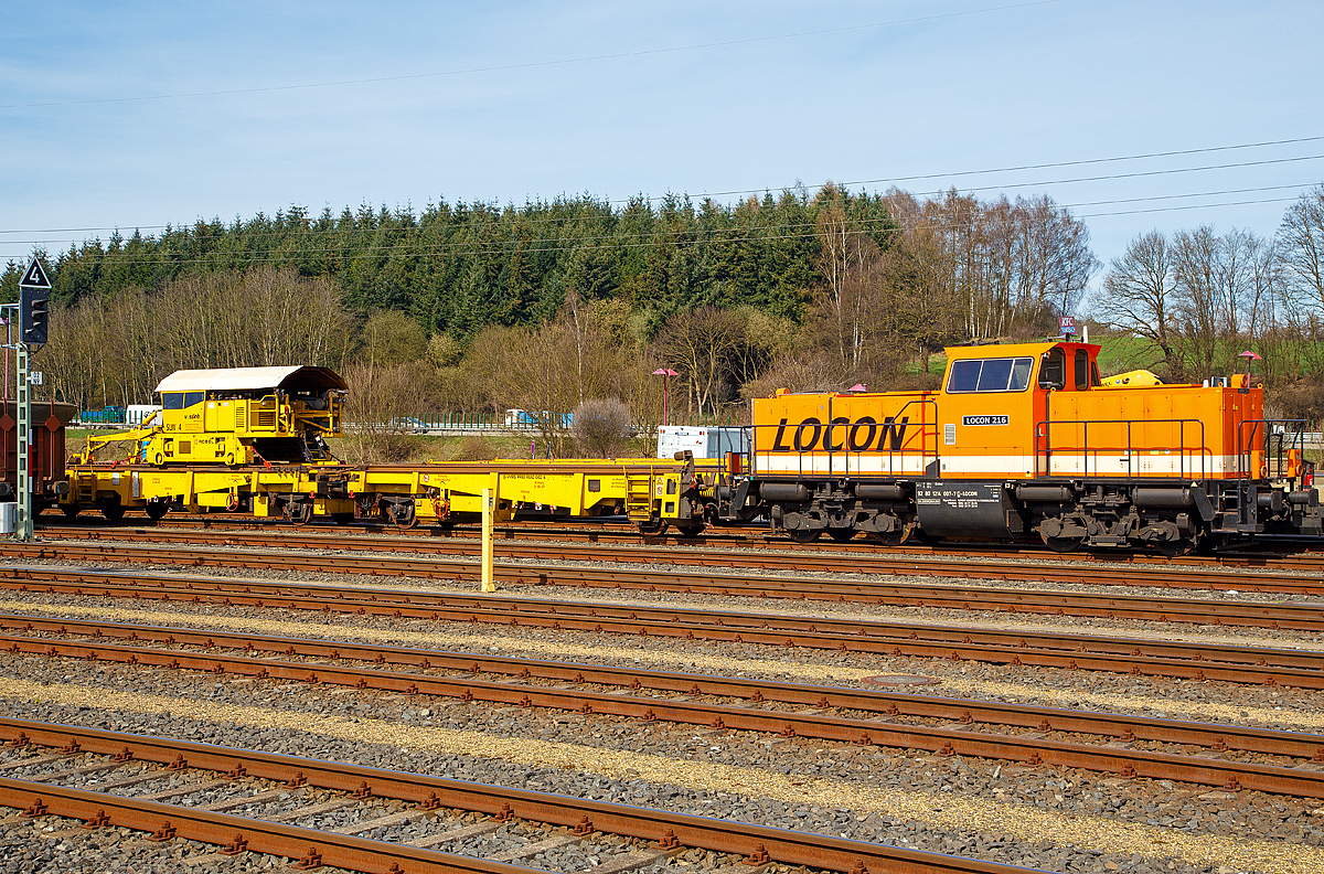 
Die LOCON 216 (92 80 1214 007-7 D-LOCON) der LOCON Logistik & Consulting AG, ex DB 262 007-8 (NVR: 92 80 1214 007-7 D-ALS), ex DB 212 169-7, ex DB V 100 2169, ist am 25.03.2017 mit dem Schienenladewagen SLW 4 (Schweres Nebenfahrzeug Nr. D-VMRS 99 80 9550 002-6, ex 97 30 08 904 57-3) mit ROBEL Schienenmanipulator vom Typ SILAD 40.61, von Vossloh Rail Service (Leipzig), beim ICE-Bahnhof Montabaur abgestellt. 

Die Lok: 
Die Spenderlok (eine V 100.20) wurde 1963 von Arnold Jung Lokomotivfabrik GmbH, Jungenthal bei Kirchen an der Sieg, unter der Fabriknummer 13645 gebaut und als V 100 2169 an die Deutsche Bundesbahn geliefert. Zum 01.01.1968 erfolgte dann die Umzeichnung in DB 212 169-7, als diese fuhr sie bis zur Ausmusterung im Juli 2002. Ende 2002 ging sie dann an ALSTOM Lokomotiven Service GmbH in Stendal. Im Jahr  2008 wurde sie dann von ALS und GLG gemäß Umbaukonzept BR 214 in die heutige 214 007-7 umgebaut. 2008 und 2009 war sie dann als Mietlok, als alias 262 007-8 bezeichnet jedoch mit der NVR-Nummer 92 80 1214 007-7 D-ALS, bei der Railion Deutschland AG bzw. DB Schenker Rail Deutschland AG. Von 2010 bis 2013 war sie dann bei der an CC-Logistik als 262 007-8 (92 80 1214 007-7 D-CCLG) bis sie dann im Juni 2013 an die LOCON ging. 