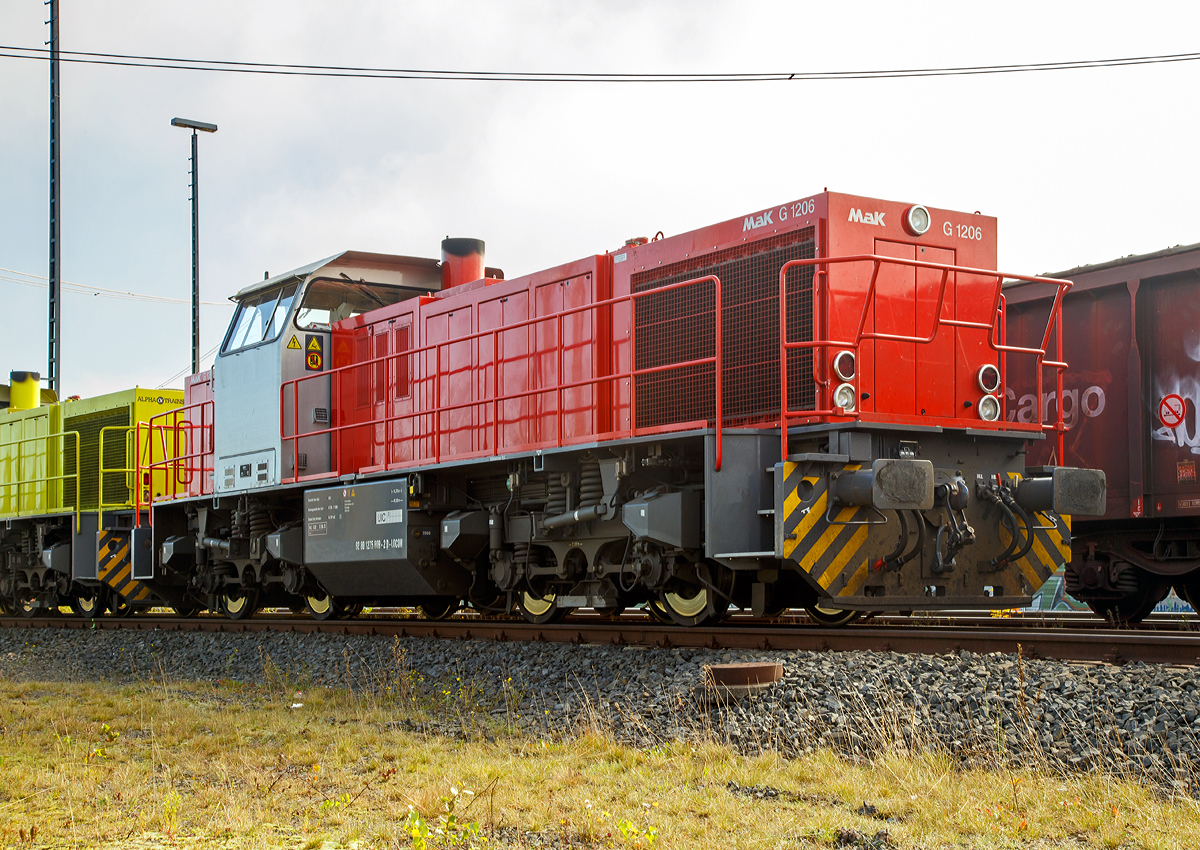 
Die LOCON 302 (92 80 1275 809-2 D-LOCON) der LOCON Logistik & Consulting AG, ex CFL Cargo 1507, abgestellt am 15.10.2017 beim ICE-Bahnhof Montabaur. Die Vossloh G 1206 wurde 2000 von Vossloh in Kiel unter Fabriknummer   1001117 gebaut und an LC - Locomotion Capital Ltd. geliefert. 