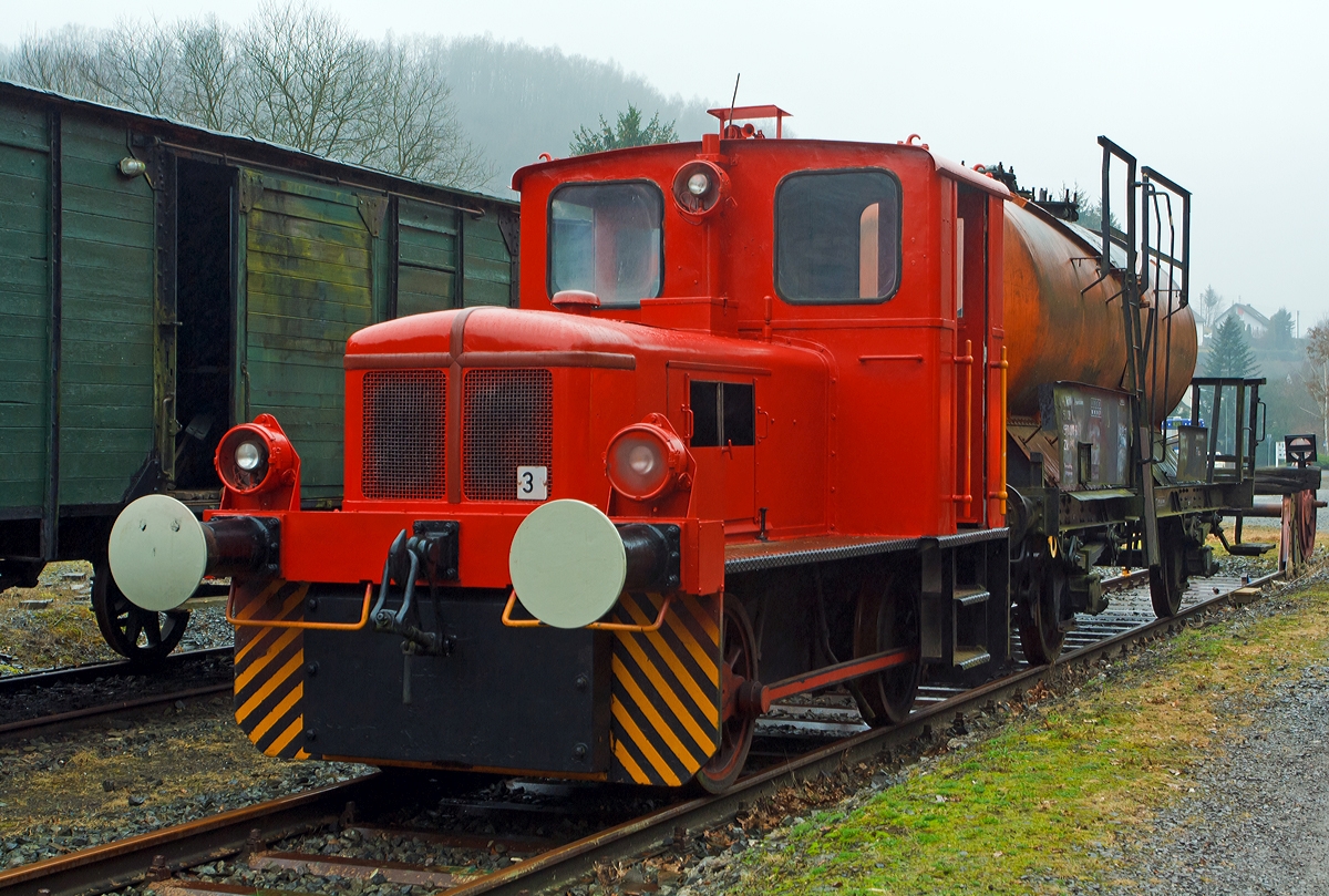 
Die Lok 3 der IG Asdorftalbahn am 10.03.2012 in Niederfischbach beim ehem. Bahnhof, hier sind noch 450 m Gleis vorhanden (Insel). 

Die Lok ist eine Deutz  Typ  KS 55 B  sie wurde 1958 unter der Fabriknummer  56858  für die Steuler Industriewerke in Höhr-Grenzhausen gebaut. 

TECHNISCHE DATEN:
Spurweite: 1.435 mm
Achsfolge: B-dm
Länge über Puffer: 5.730 mm
Achsstand: 2.500 mm
größte Breite: 2.538 mm
größte Höhe über Schienenoberkante: 3.017 mm
Dienstgewicht: 14.000 kg
Achslast: 7 t
MOTOR:
Motorart: luftgekühlter 4-Zylinder-Viertakt-Diesel-Reihenmotor
Motortyp: Deutz A4L 514
Bohrung/Hub: 110mm / 140 mm 
Hubraum: 5.322 cm3 (5,322 l)
Leistung: 55 PS
Motordrehzahl: 1.500 1-min
Getriebe: Deutz Viergang mechanisch (Zahnrad)
Höchstgeschwindigkeit: 14,5 km/h
gebaute Stückzahl: 70