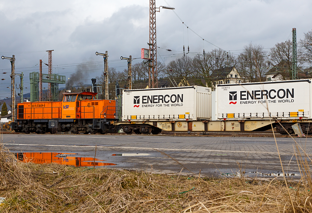 
Die Lok 41 (98 80 0272 008-0 D-KSW), eine MaK DE 1002, der Kreisbahn Siegen-Wittgenstein (KSW) rangiert am 04.03.2015 einen ENERCON-Contaierzug in Kreuztal. Hier betreibt die KSW ein Container-Terminal.