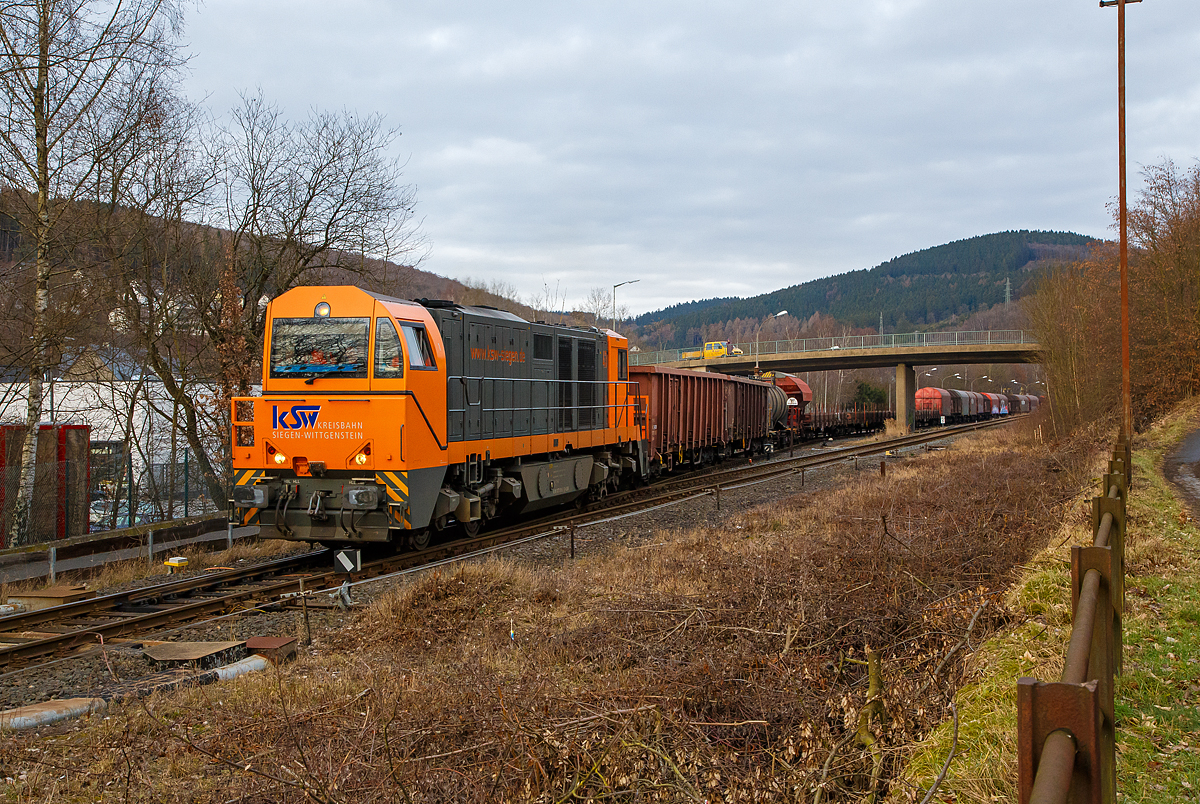 Die Lok 43 der KSW Kreisbahn Siegen-Wittgenstein (92 80 1273 018-2 D-KSW), eine Vossloh MaK G 2000 BB fährt am 06.02.2017 mit einem lagen Übergabegüterzug von Herdorf in Richtung Betzdorf los.