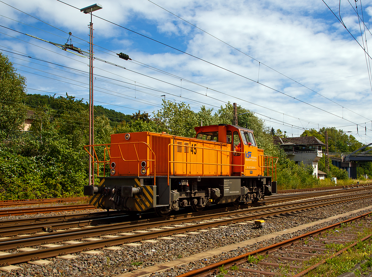 Die Lok 45 der Kreisbahn Siegen-Wittgenstein (98 80 0276 016-9 D-KSW) eine MaK G 1204 BB am 24.07.2020 als Lz in Kreuztal.

Die Lok ist übrigens eine ehemalige Schweizerin, sie wurde 1991 unter der Fabriknummer 1000866 bei MaK in Kiel gebaut und an die Sersa AG (Zürich) als Am 847 953-7  Bettina  geliefert. Im Jahr 1998 ging sie wieder nach Deutschland zur MaK / Vossloh Locomotives zurück, wo sie als Mietlok zur Verfügung stand. Nach mehreren Stationen als Mietlok (u.a. 2006 auch bei der KSW) wurde sie dann 2007 von der KSW gekauft und am 23.08.2007 nach Siegen überführt.

Die MaK G1204 BB ist eine dieselhydraulische Lokomotive, die aus der Vorgängerserie vom Typ G1202 der Maschinenbau Kiel (MaK) entstanden ist. Die G 1204 haben nur einen leistungsstärkeren MTU-Motor der Reihe 396 erhalten, ansonsten wurden an den Loks keine Änderungen vorgenommen. Von der Type wurde in einer Bauzeit von 10 Jahren 18 Exemplare an verschiedene deutsche Industrie- und Werksbahnen geliefert. Auch die Schweizer Baufirma Sersa hat 3 Loks gekauft.  Sie hat eine Leistung von 1.120 kW (1.522 PS) und erreicht eine maximale Geschwindigkeit von bis zu 80 km/h. Eingebaut wurden MTU-Dieselmotoren vom Typ 12V 396 TC 13. Je nach Ausrüstungsvariante bringt sie es auf ein Dienstgewicht von 72 t bis 88 t, ihr Tankinhalt beträgt 2.500 l.

Technische Daten:
Gebaute Anzahl:  18
Spurweite: 	1.435 mm (Normalspur)
Achsformel:  B'B'
Länge über Puffer: 12.500 mm
Drehzapfenabstand: 5.800 mm
Achsstand im Drehgestell:  2.400 mm
Raddurchmesser: 1.000 mm (neu)
größte Breite: 3.100 mm
größte Höhe über Schienenoberkante:	4.220 mm
Raddurchmesser neu:1.000 mm	
kleinster befahrbarer Gleisbogen:	60 m
Dienstgewicht: 80 t (andere 72 t bis 88 t)
Kraftstoffvorrat: 2.500 l
Motor: MTU-V12-Zylinder-Dieselmotor  mit Common-Rail-Einspritzung, Abgasturboaufladung und Ladeluftkühlung  vom Typ MTU 12V 396 TC13 
Leistung:1.120 kW (1.522 PS)
Drehzahl: 1.800 U/min
Getriebe: Voith L5r4U2
Höchstgeschwindigkeit: 80 km/h(andere 42 - 80 km/h)
