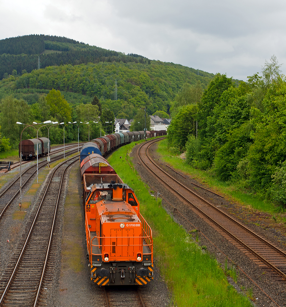 
Die Lok 46 (277 807-4) der Kreisbahn Siegen-Wittgenstein (KSW) steht am 15.05.2014 mit einem langem Güterzug in Herdorf auf dem KSW-Rangierbahnhof zur Übergabefahrt nach Kreuztal via Betzdorf bereit.
Die Lok ist Vossloh G 1700-2 BB (eingestellt als 92 80 1277 807-4 D-KSW), sie wurde 2008 unter der Fabrik-Nr. 5001680 gebaut. 