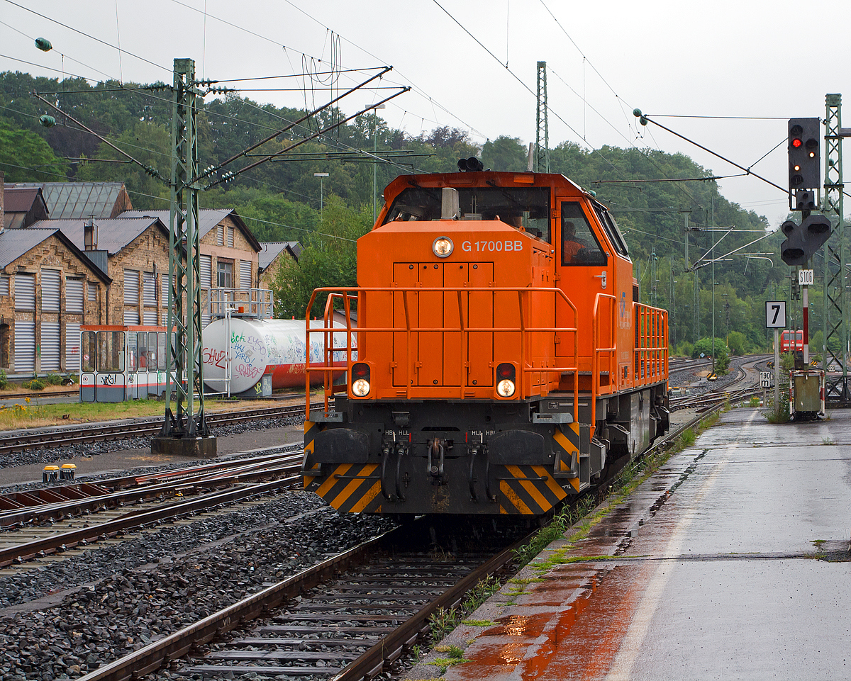 
Die Lok 46  (277 807-4) der Kreisbahn Siegen-Wittgenstein (KSW) rangiert am 08.07.2014 im Bahnhof Betzdorf/Sieg, hier holt sie einen Coilgüterzug ab.

Die Vossloh G 1700-2 BB (eingestellt als 92 80 1277 807-4 D-KSW) wurde 2008 unter der Fabrik-Nr. 5001680 gebaut.