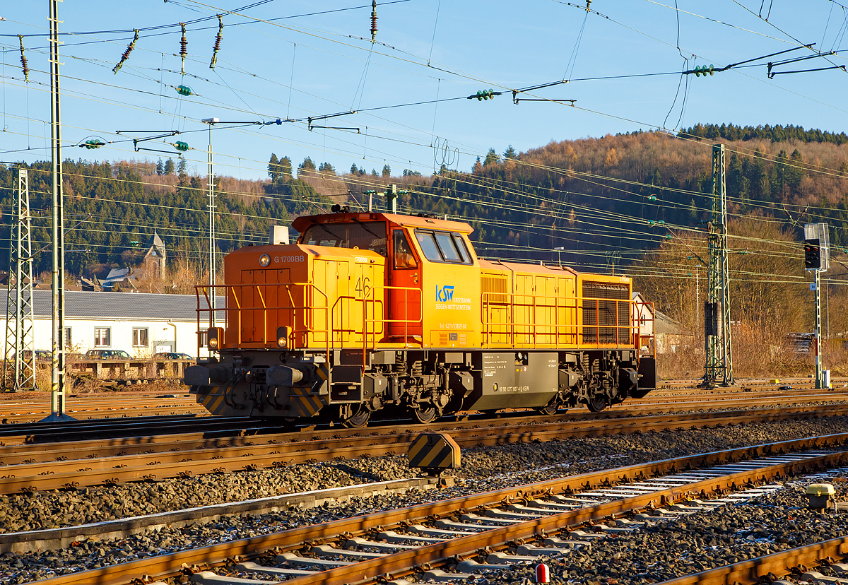 
Die Lok 46 (92 80 1277 807-4 D-KSW) der Kreisbahn Siegen-Wittgenstein (KSW) rauscht am 04.12.2016 durch Betzdorf/Sieg in Richtung Köln. 

Die Lok ist Vossloh G 1700-2 BB, sie wurde 2008 unter der Fabrik-Nr. 5001680 gebaut.